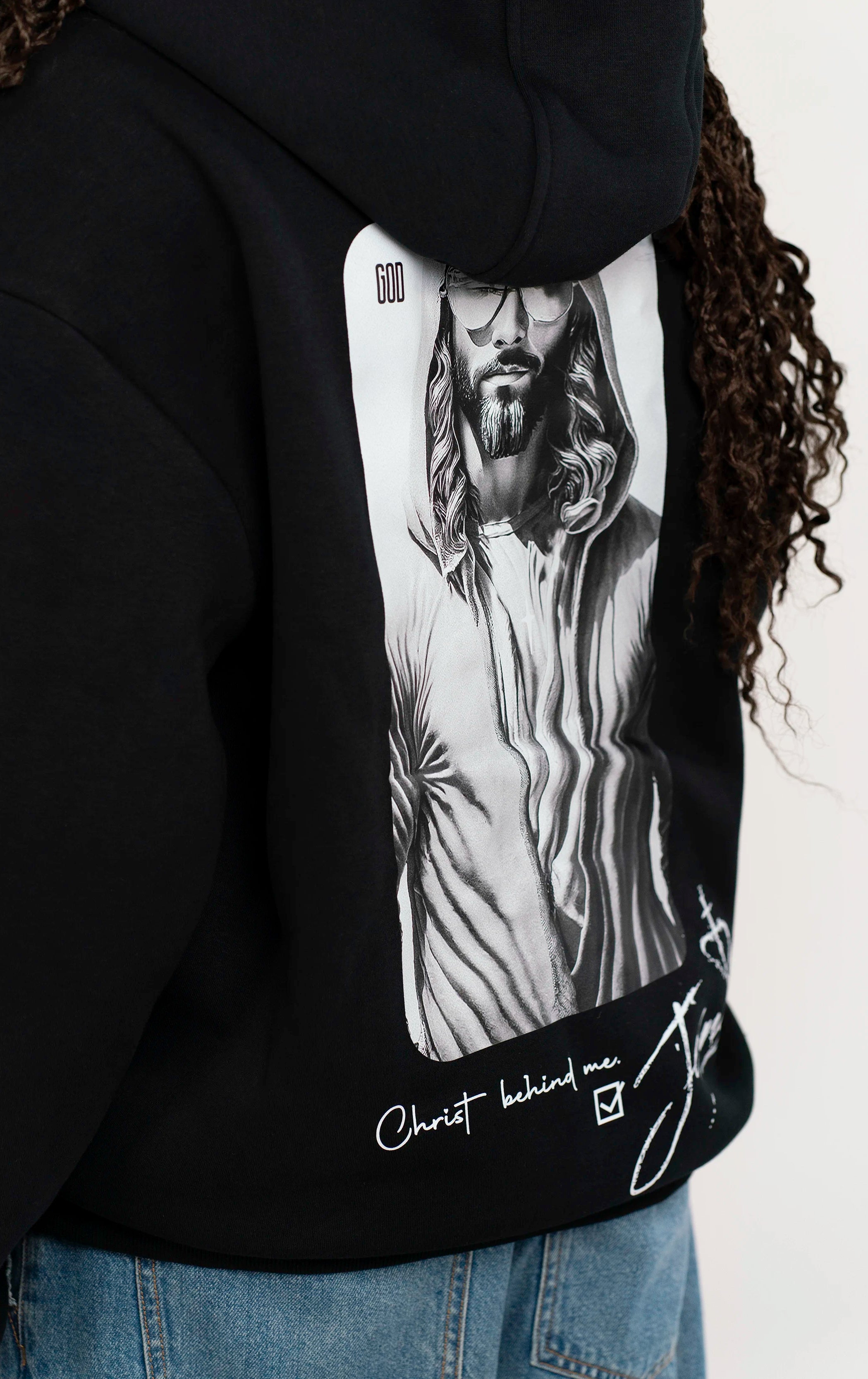 Detailaufnahme des Open Source Jesus Presence Fluff Zip von Source Mode mit Christ before & behind Backprint. Jesus Presence Zip mit Oversized Fit, weichem Tragegefühl und Promised Box Design als Symbol für Jesus Stärke, Präsenz und „Ich bin bei dir. Immer.“