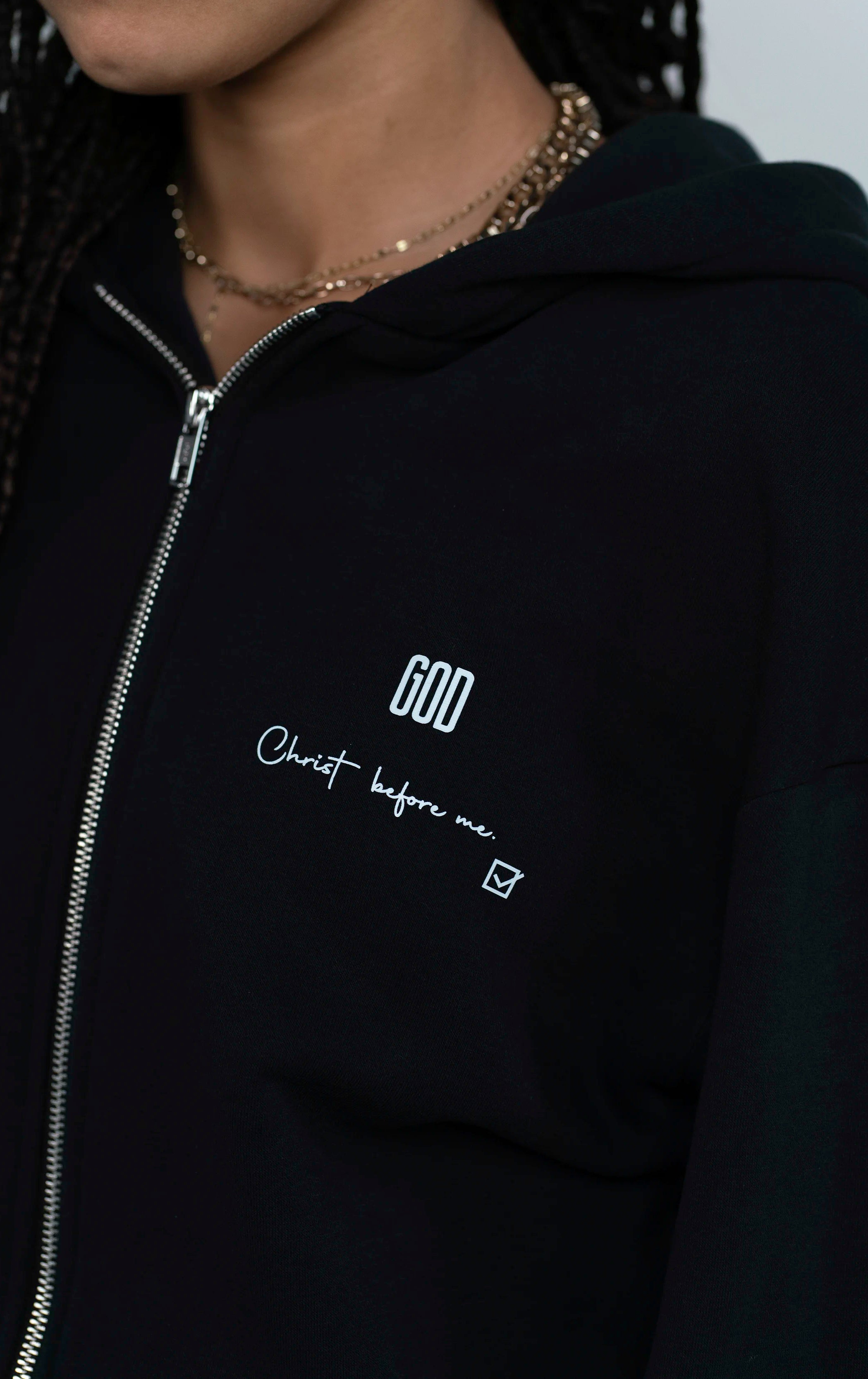 Detailaufnahme des GOD Signals auf dem Open Source Jesus Presence Fluff Zip von Source Mode. Jesus Presence Zip mit GOD Signet auf dem Herzen, weichem Material und Symbolik für Jesus vollständige Liebe, Präsenz, Schutz und Führung.
