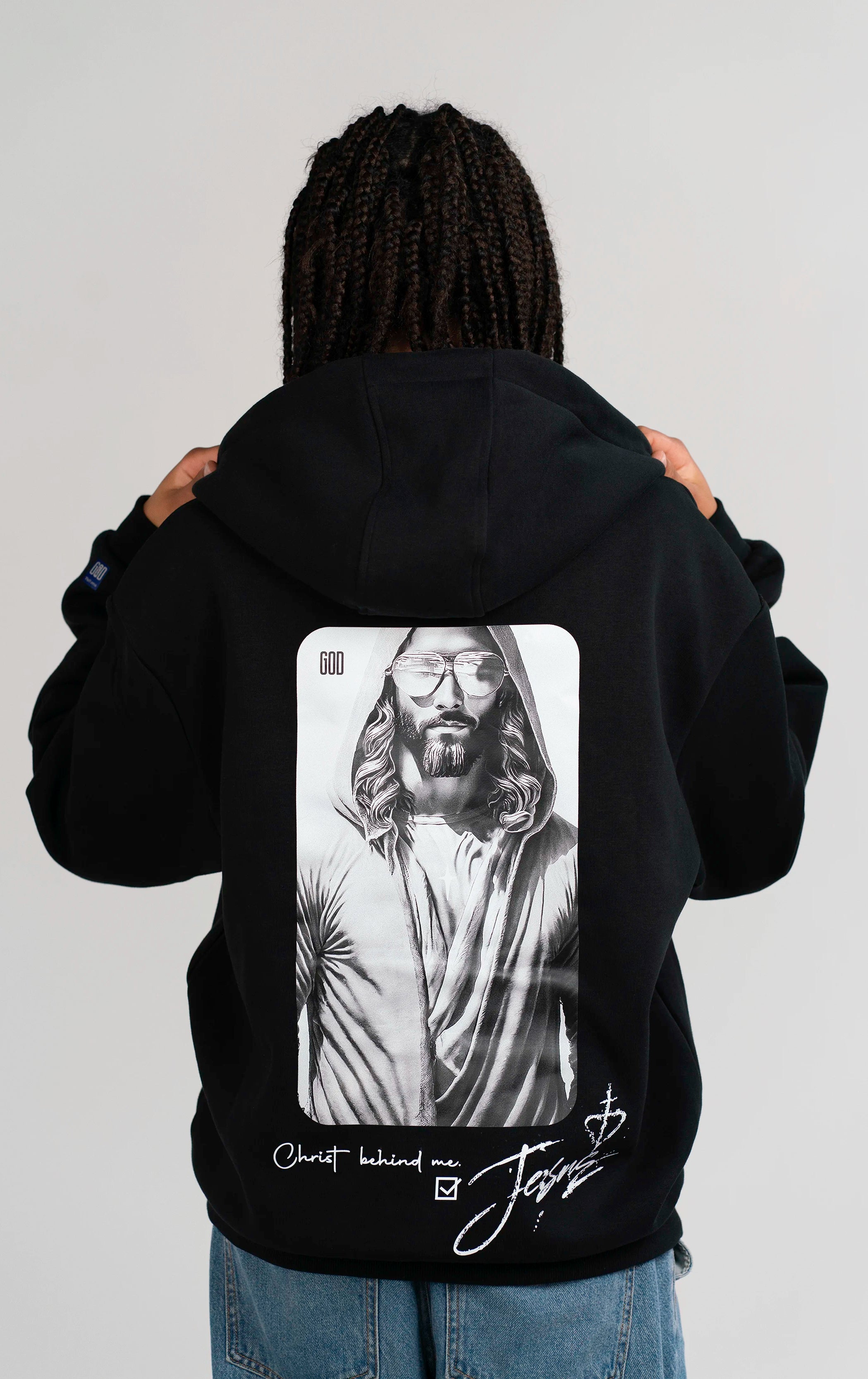 Open Source Jesus Presence Fluff Zip von Source Mode in Rückenansicht mit Christ before & behind Backprint. Oversized Fit, Midi-Länge, weiches Tragegefühl und Jesus Presence Design als Ausdruck von vollständiger Liebe, Schutz, Aura und Führung.