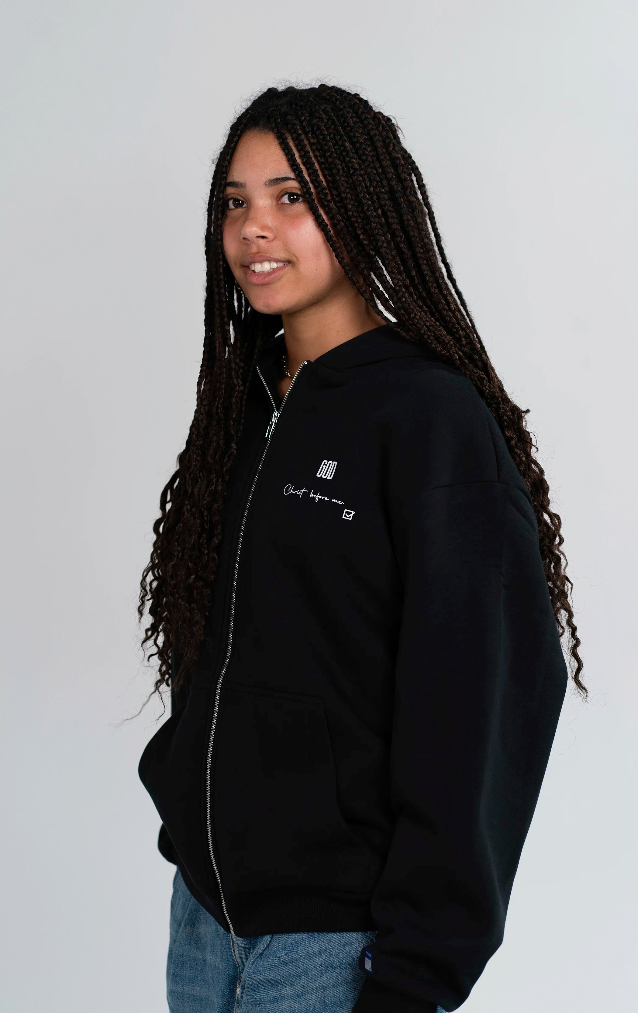 Seitenansicht des Open Source Jesus Presence Fluff Zip von Source Mode am Model. Oversized Jesus Presence Zip mit Midi-Länge, weichem Tragegefühl, Ripp-Bündchen und christlicher Streetwear für Schutz, Führung und vollständige Liebe.