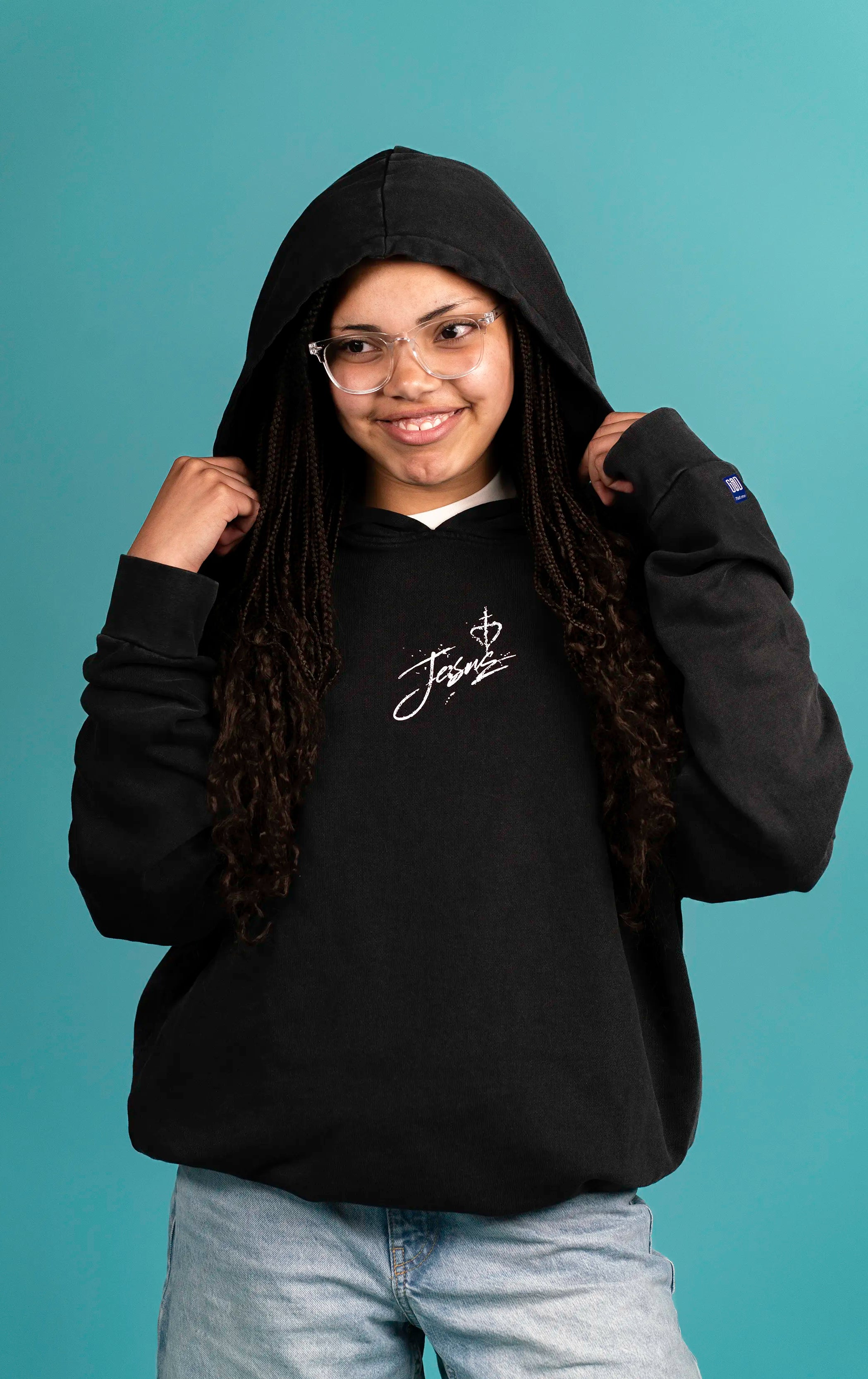 Model trägt den Open Source Jesus Presence Hoodie Washed von Source Mode in Frontansicht. Oversized Fit, Acid-Waschung und weiche Baumwollstruktur für christliche Premium Streetwear und echtes Real Life.