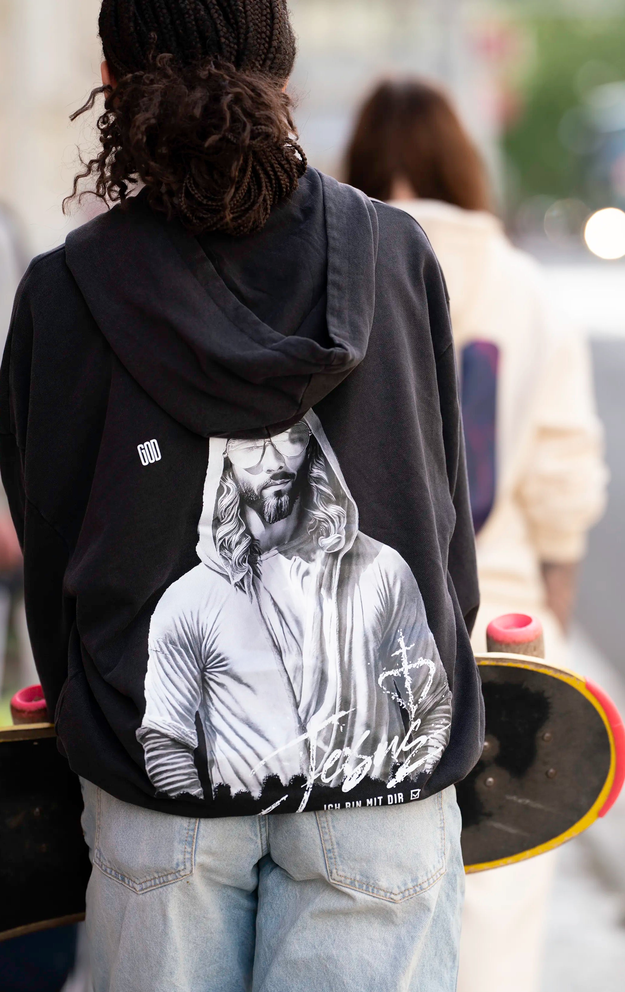 Lifestyle-Aufnahme des Open Source Jesus Presence Hoodie Washed von Source Mode im Alltag. Oversized Fit, Jesus Presence Backprint und Acid-Waschung für christliche Premium Streetwear, Gegenwart und echtes Real Life.