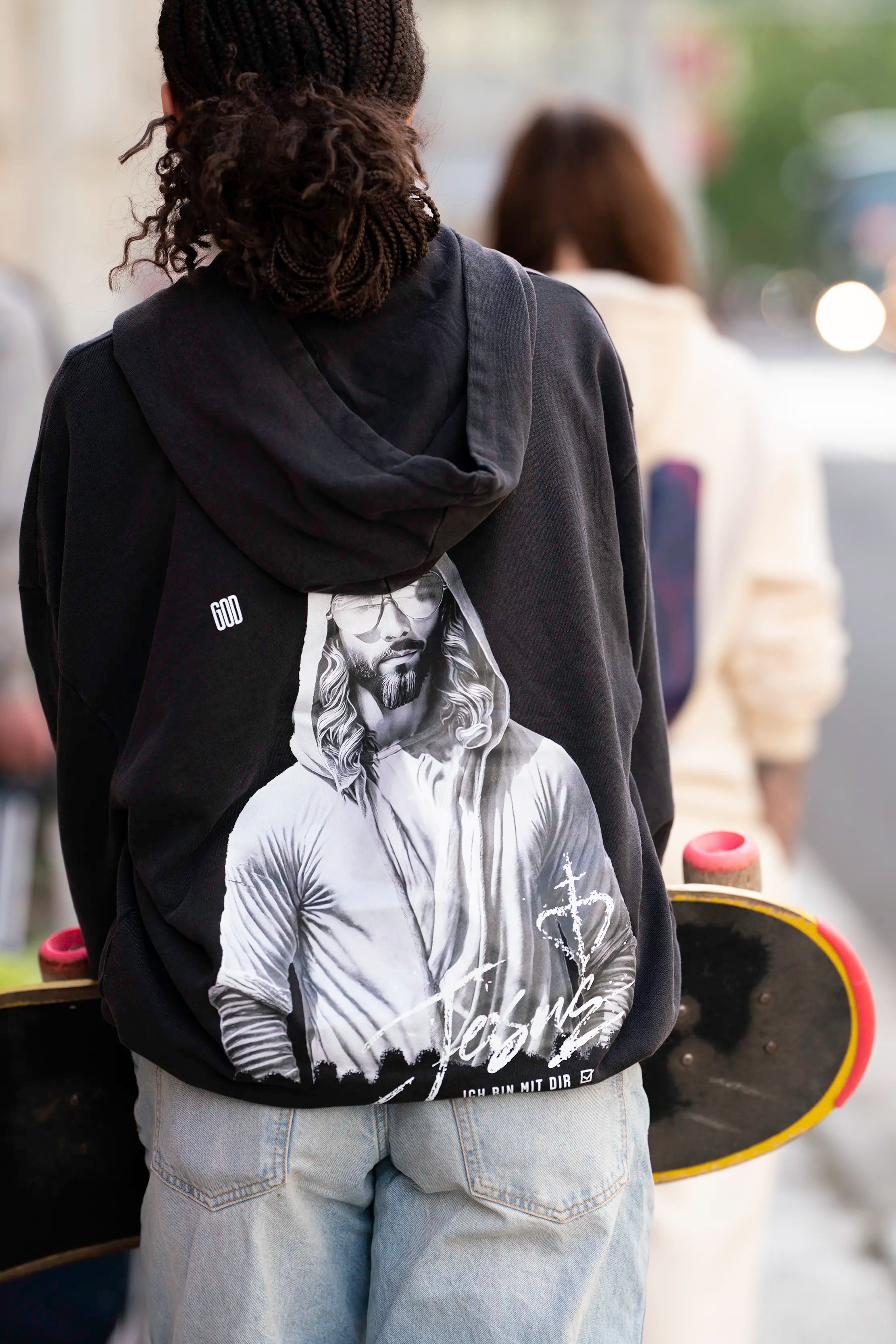 Lifestyle-Aufnahme des Open Source Jesus Presence Hoodie Washed von Source Mode im Alltag. Oversized Fit, Jesus Presence Backprint und Acid-Waschung für christliche Premium Streetwear, Gegenwart und echtes Real Life.