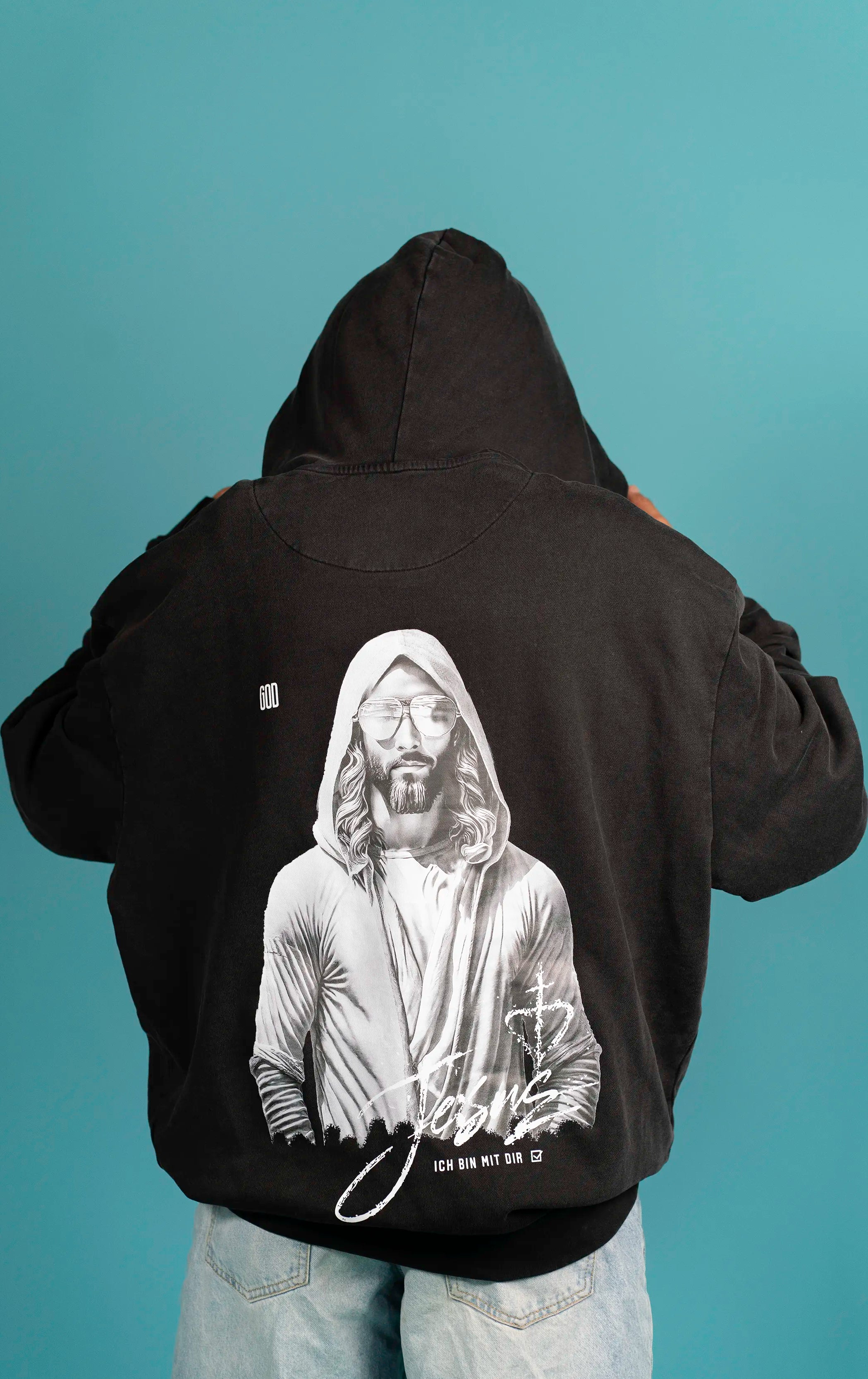 Rückenansicht des Open Source Jesus Presence Hoodie Washed von Source Mode mit Jesus Presence Backprint. Oversized Fit, Acid-Waschung und weiche Baumwollstruktur für christliche Premium Streetwear, Stärke, Frieden und vollständige Liebe.