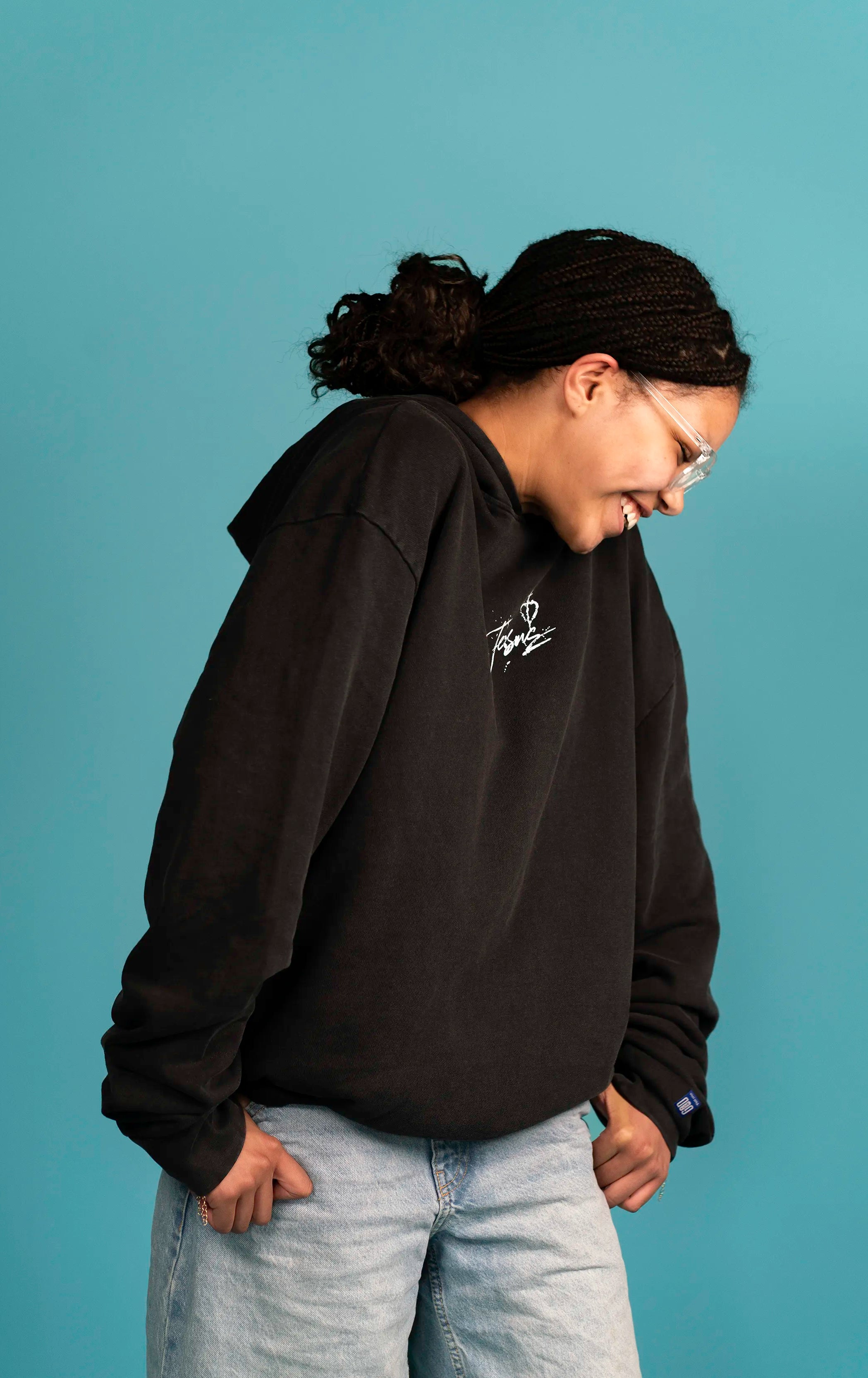 Seitenansicht des Open Source Jesus Presence Hoodie Washed von Source Mode am Model. Oversized Fit, überschnittene Schultern und weiche Baumwollstruktur mit ruhigem Streetwear-Look.