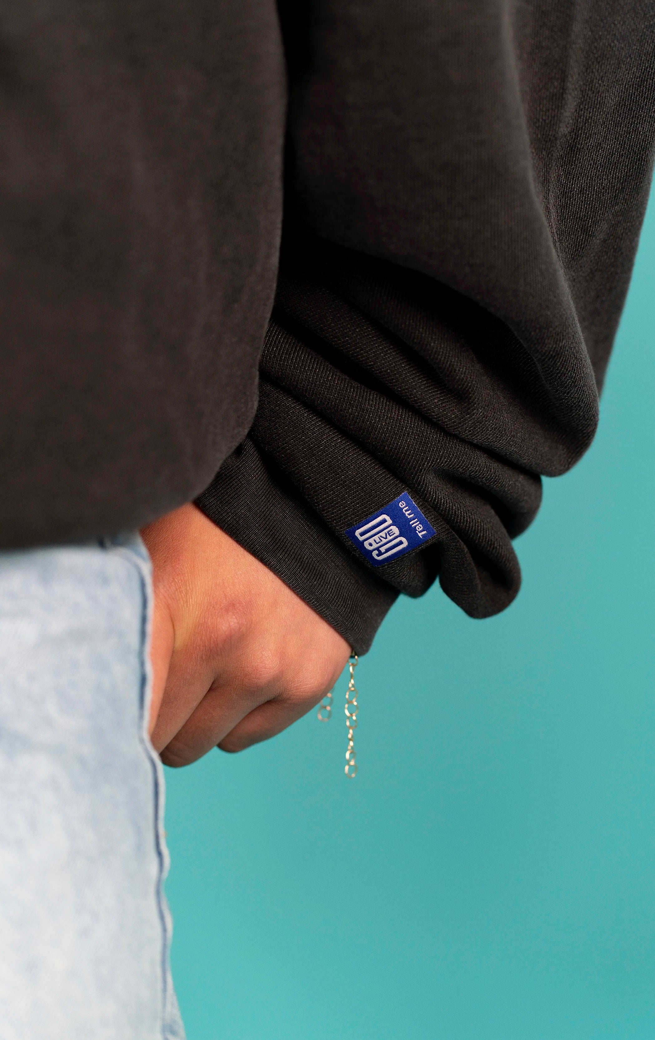 Detailaufnahme des Ärmels am Open Source Jesus Presence Hoodie Washed von Source Mode. Acid-Waschung, 1x1 Rib, 300 g/m² Baumwolle und hochwertige Verarbeitung.