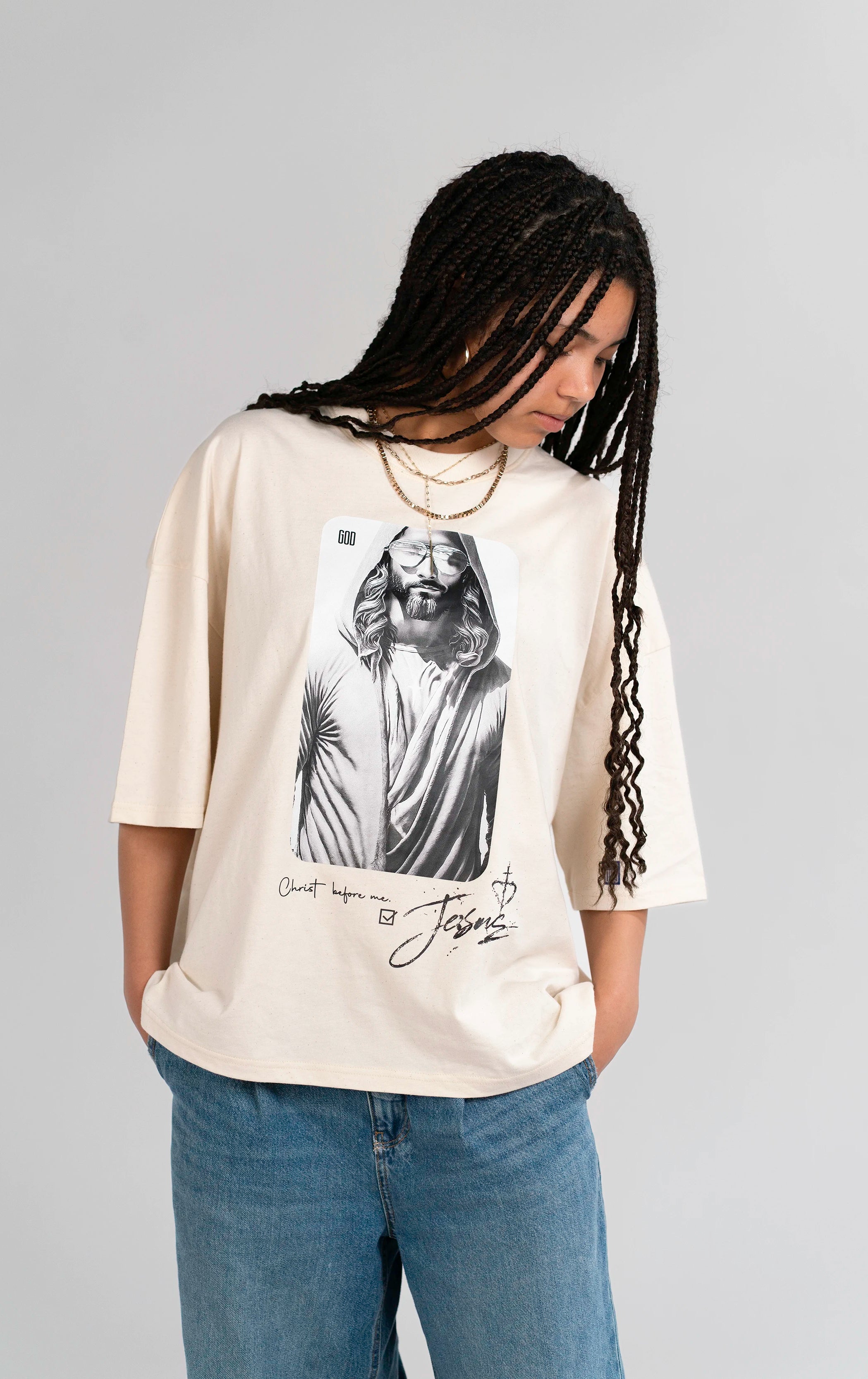 Model trägt das Open Source Jesus Presence Tee von Source Mode in Frontansicht. Boxy Oversized Fit, weiche Baumwolle und Jesus Presence Artwork für Liebe, Präsenz, Verbindung und christliche Premium Streetwear.