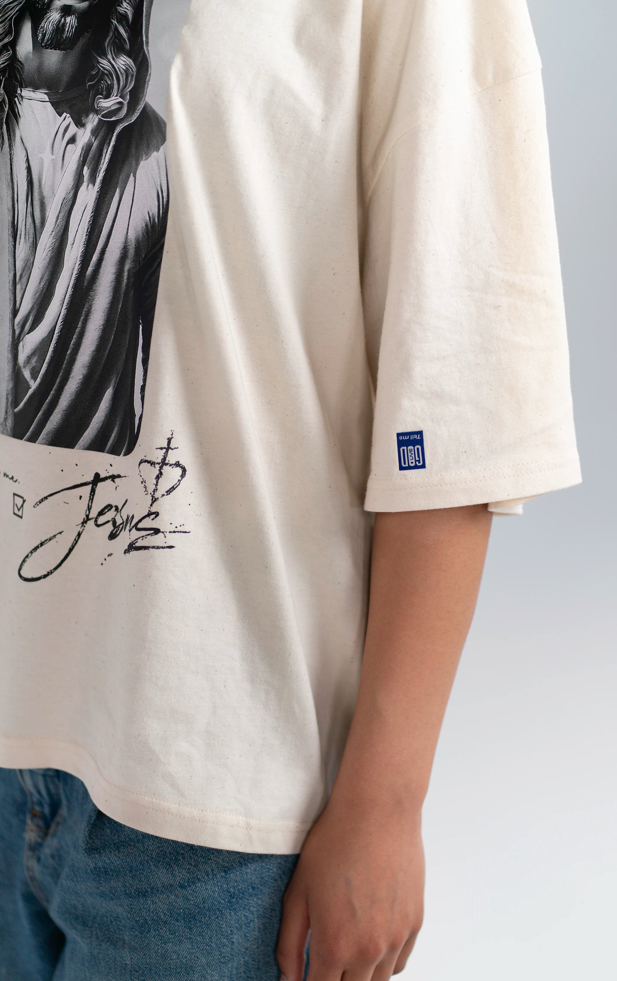 Detailaufnahme des Open Source Jesus Presence Tee von Source Mode mit Jesus Presence Print. Hochwertige Verarbeitung, Boxy Fit und weiches Material für christliche Premium Streetwear, Gegenwart und echtes Real Life.