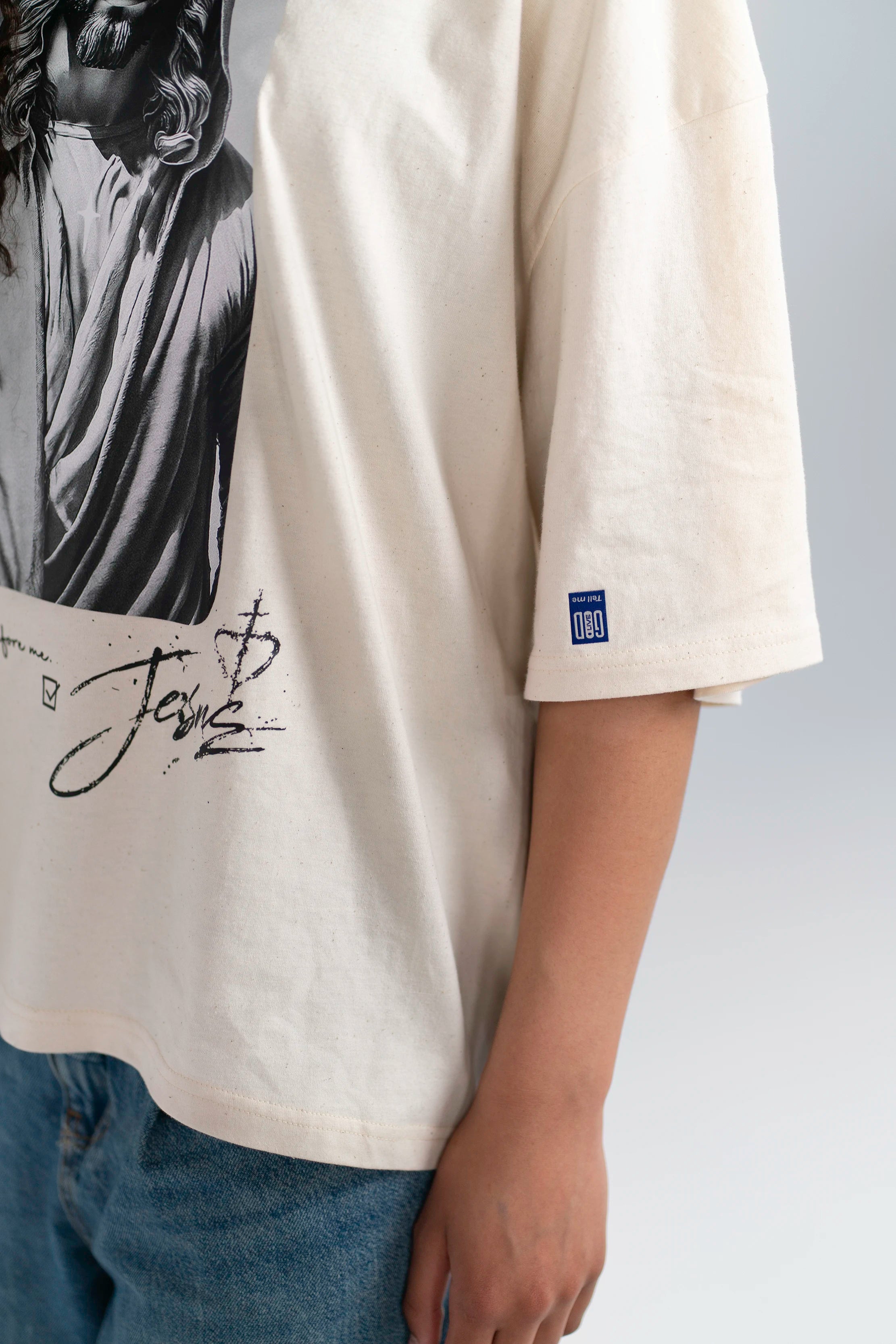 Detailaufnahme des Open Source Jesus Presence Tee von Source Mode mit Jesus Presence Print. Hochwertige Verarbeitung, Boxy Fit und weiches Material fĂĽr christliche Premium Streetwear, Gegenwart und echtes Real Life.