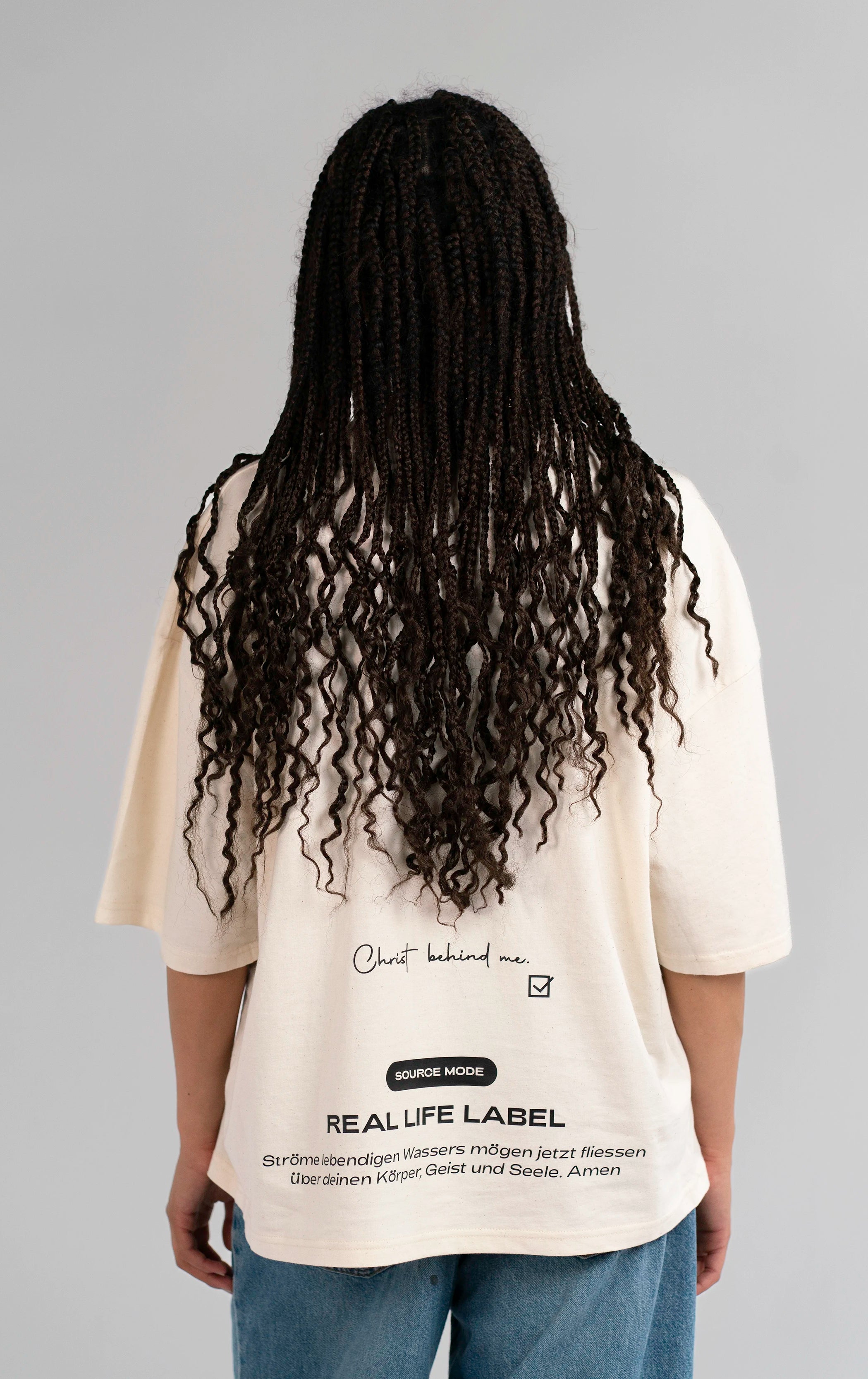 Rückenansicht des Open Source Jesus Presence Tee von Source Mode mit Christ before & behind Backprint. Boxy Oversized Fit, weiche Baumwolle und Jesus Presence Design als Symbol für Liebe, Verbindung und „Jesus ist bei dir. Er hält dich.“