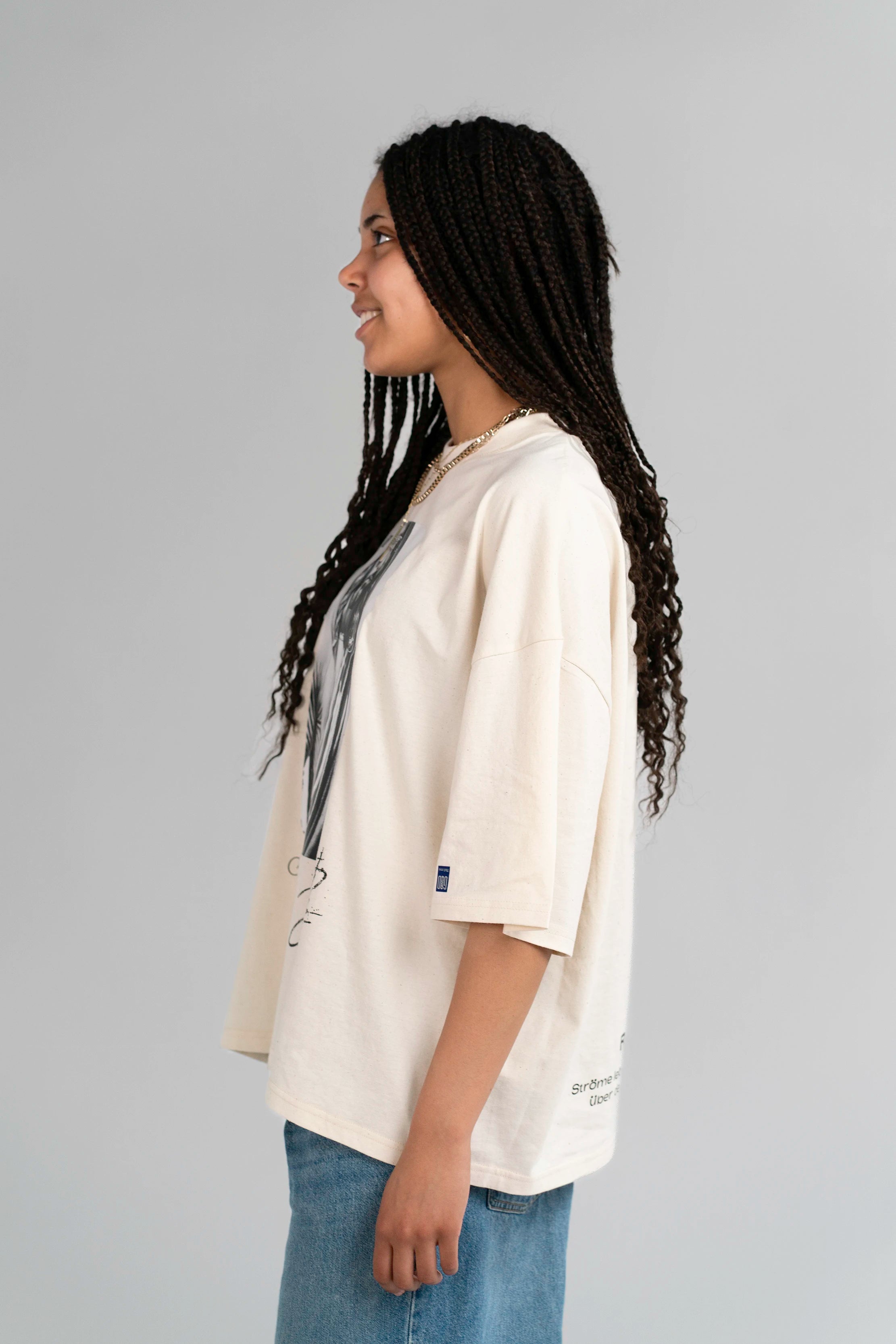 Seitenansicht des Open Source Jesus Presence Tee von Source Mode am Model. Boxy Oversized Fit, Midi-Länge und weiches Tragegefühl für ein cleanes Streetwear-Piece mit Jesus Presence Design und echter Verbindung.
