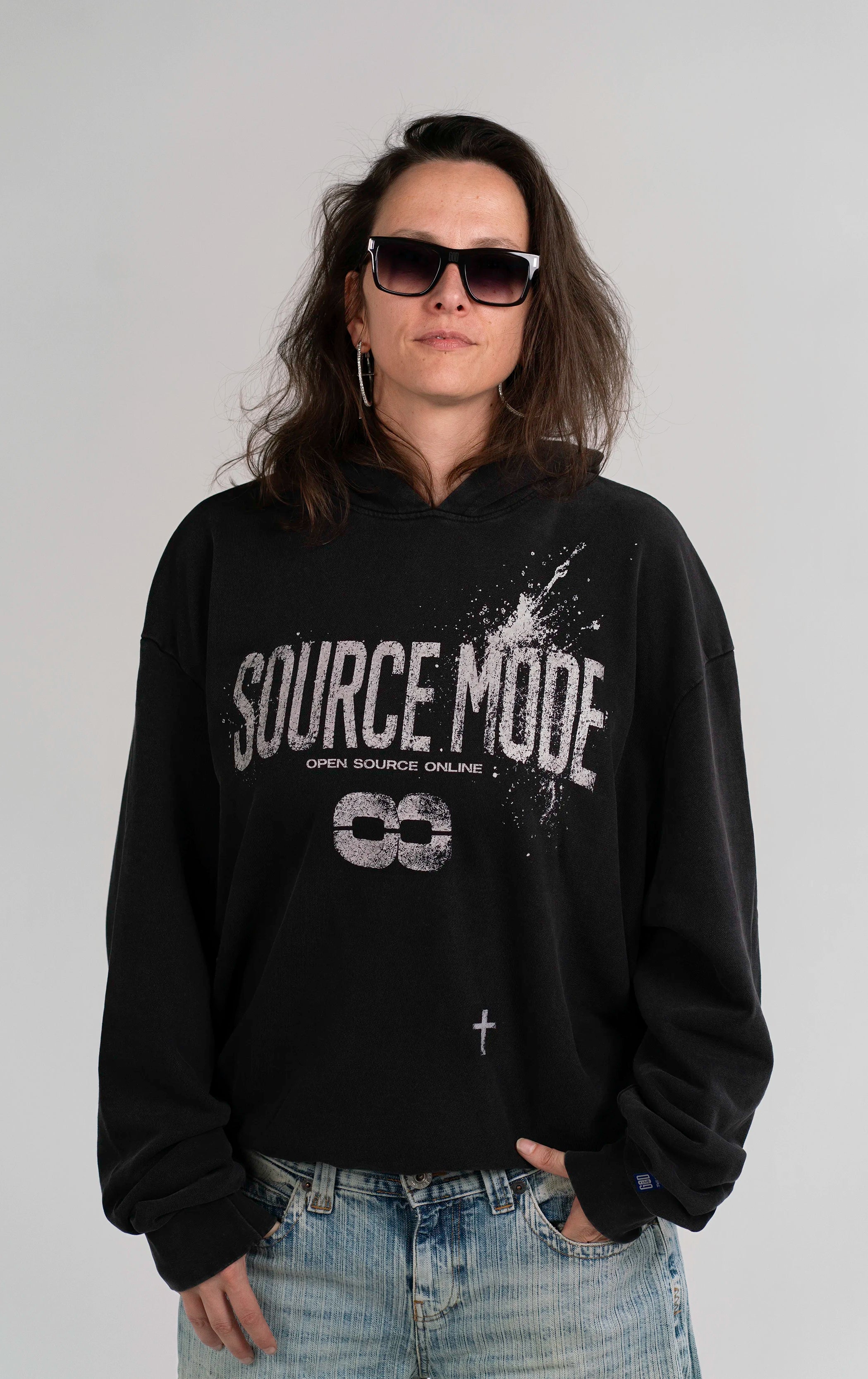 Model trägt den Open Source Signal Core Washed Hoodie von Source Mode in Frontansicht. Acid-Washed Hoodie mit Oversized Fit, Midi-Länge, faded Frontprint und 100 % Baumwolle als Piece für Real Life, Herz, Haltung und Presence.