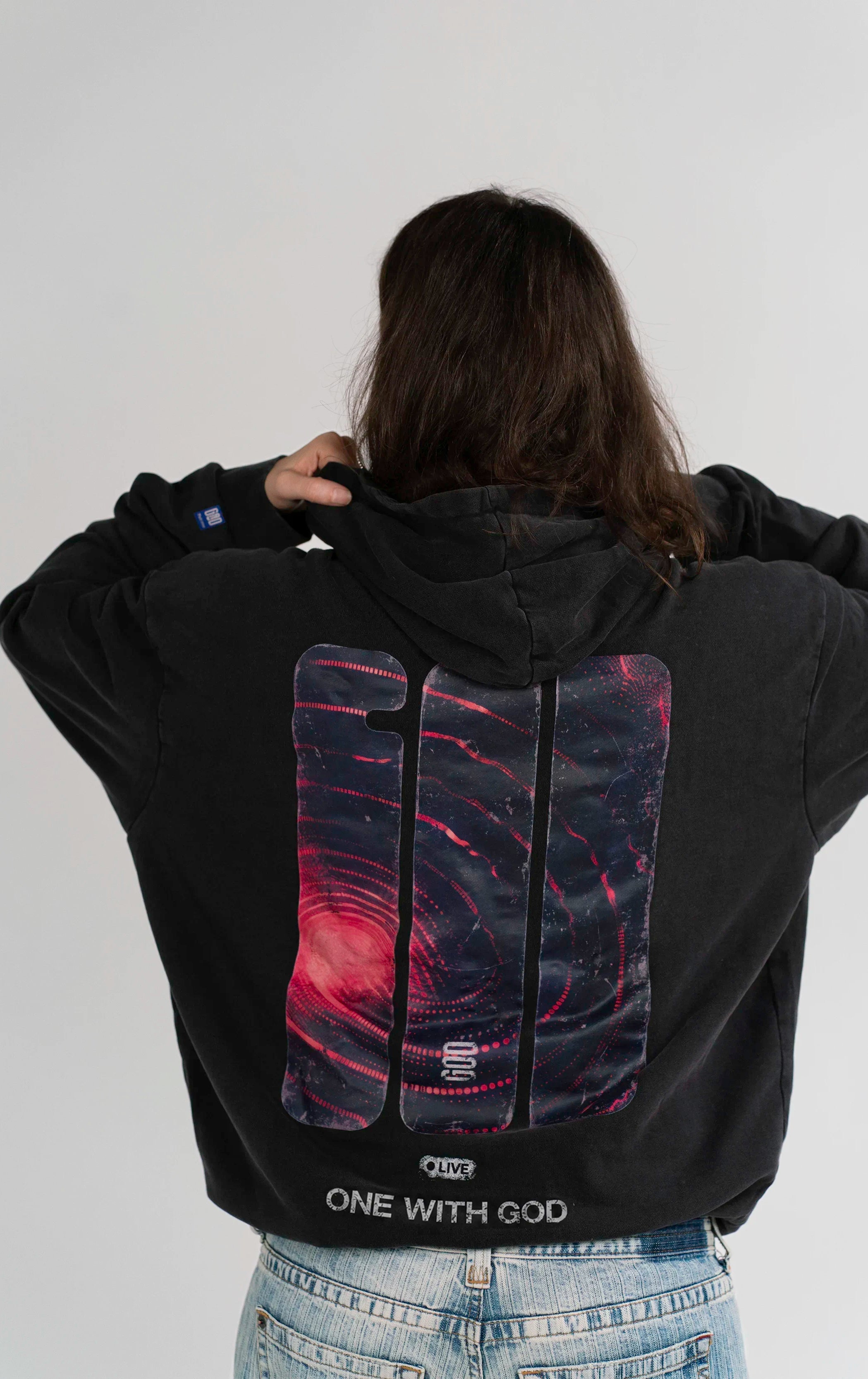 Rückenansicht des Open Source Signal Core Washed Hoodies von Source Mode mit leuchtendem One With God Signal Backprint. Oversized Fit, Acid-Waschung, lange Ärmel und christliche Streetwear als Liebe zum Tragen.