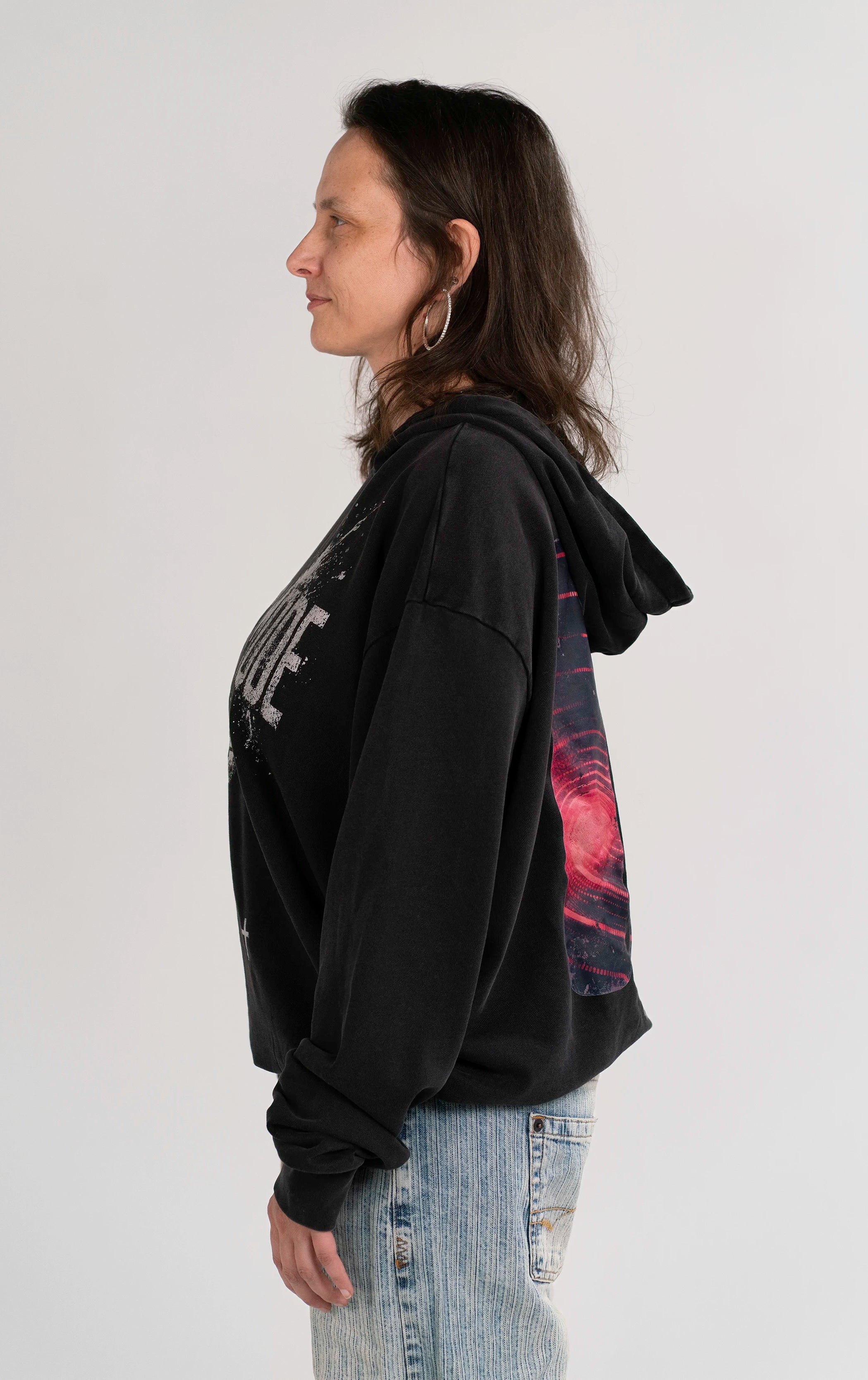 Seitenansicht des Open Source Signal Core Washed Hoodies von Source Mode am Model. Oversized Hoodie mit Midi-Länge, Acid-Waschung, überschnittenen Schultern und langen Ärmeln zum Hochkrempeln.