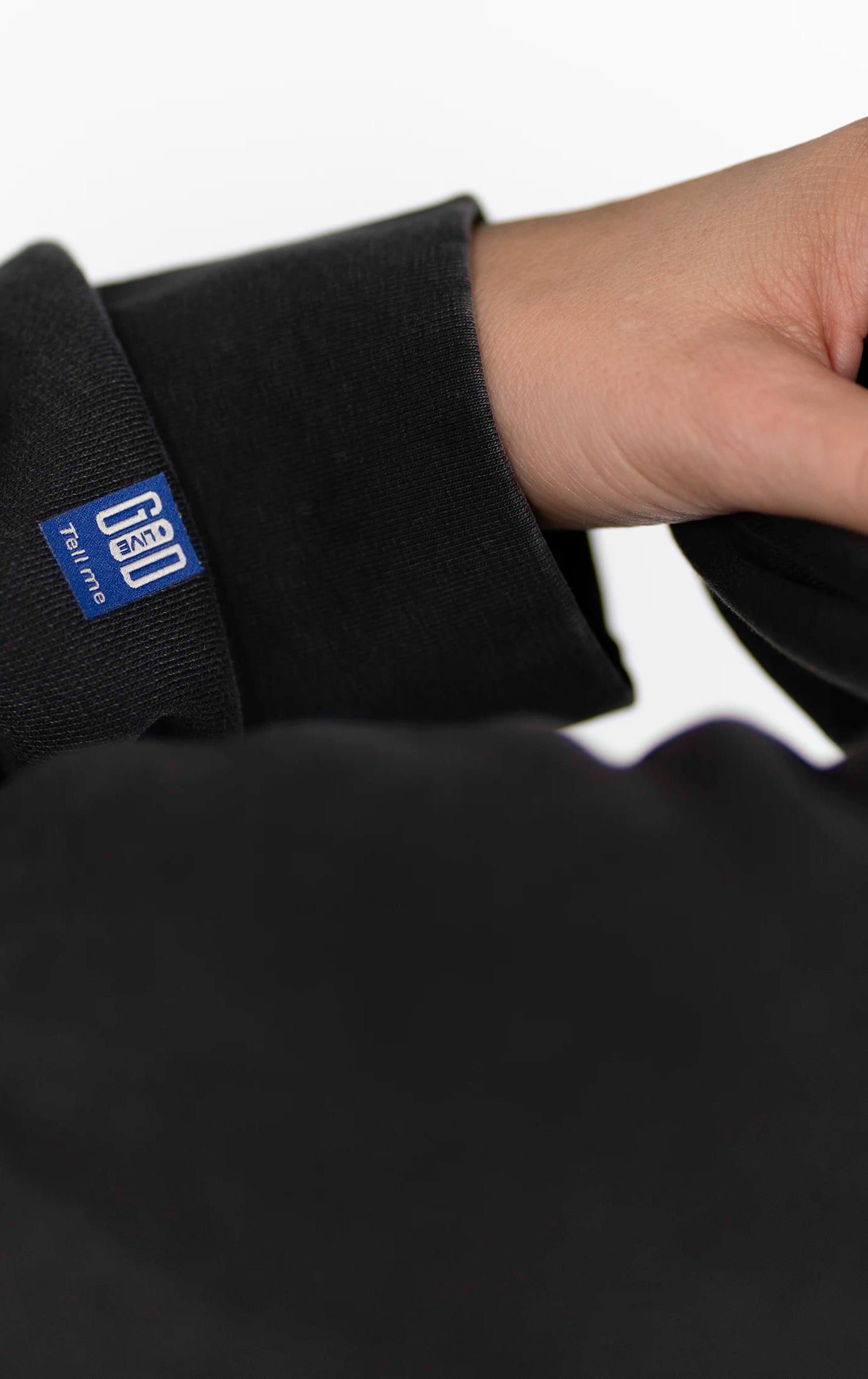 Detailaufnahme von Ärmel und Bündchen des Open Source Signal Core Washed Hoodies von Source Mode. 1x1 Rib, lange Ärmel, Acid-Waschung und 300 g/m² Baumwolle für weiches Tragegefühl und hochwertige Verarbeitung.