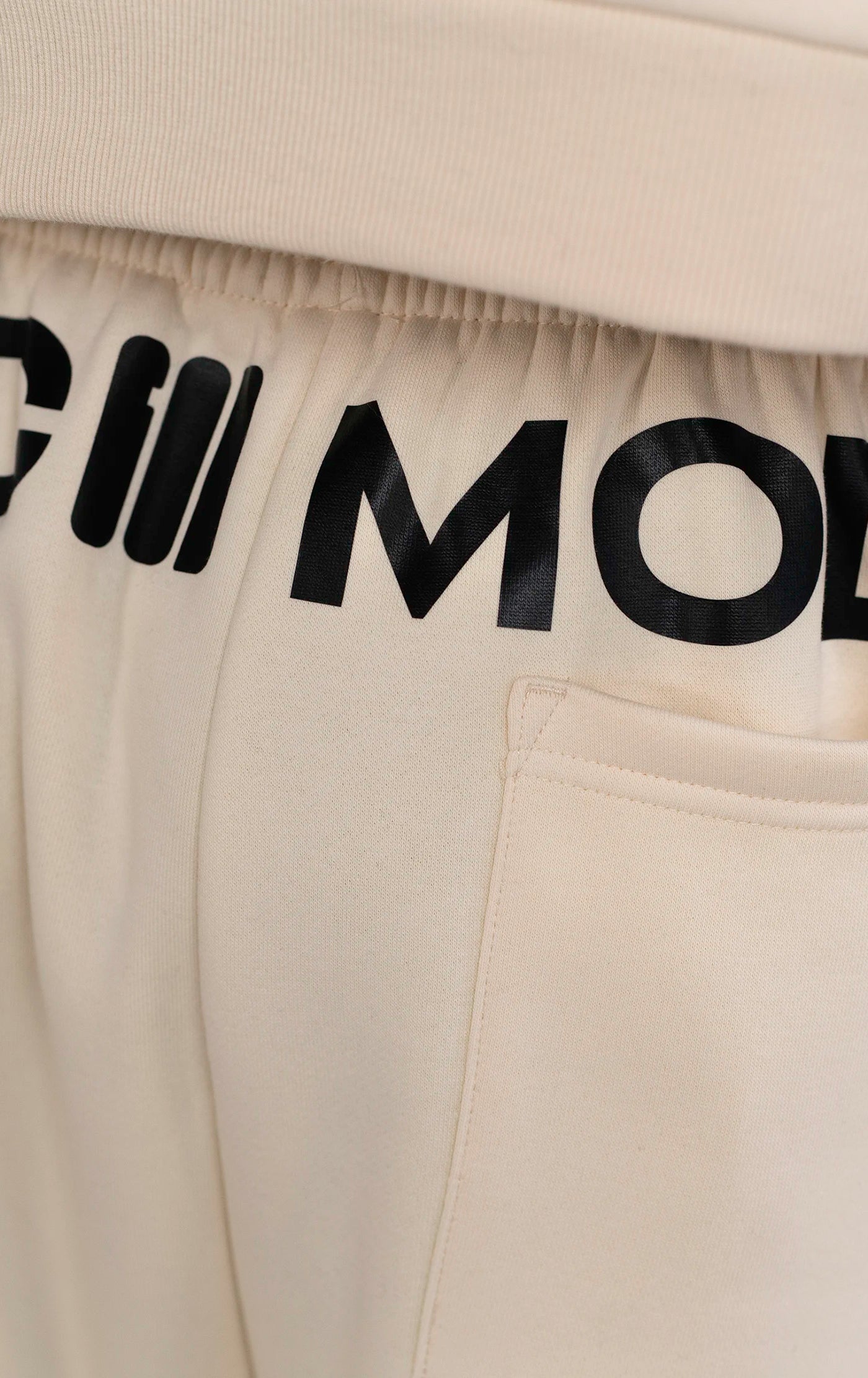 Detailaufnahme des SRCMODE Bundes der Open Source Signal Fluff Pants von Source Mode. Relaxed Fit, hochwertige Verarbeitung und weiches Material für ein entspanntes Streetwear-Gefühl und echtes Real Life.