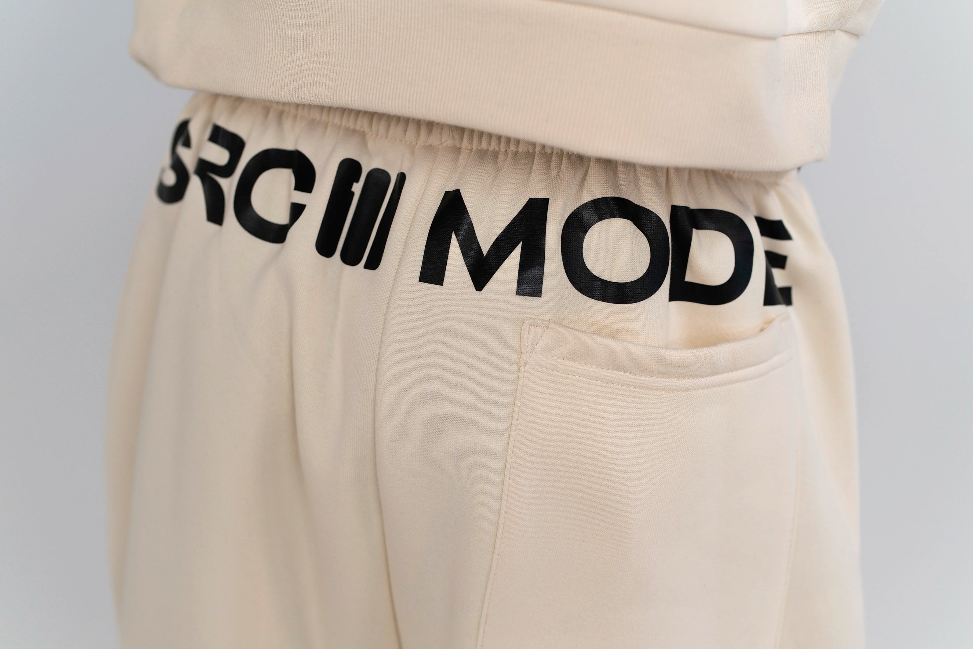 Detailaufnahme des SRCMODE Bundes der Open Source Signal Fluff Pants von Source Mode. Relaxed Fit, hochwertige Verarbeitung und weiches Material für ein entspanntes Streetwear-Gefühl und echtes Real Life.