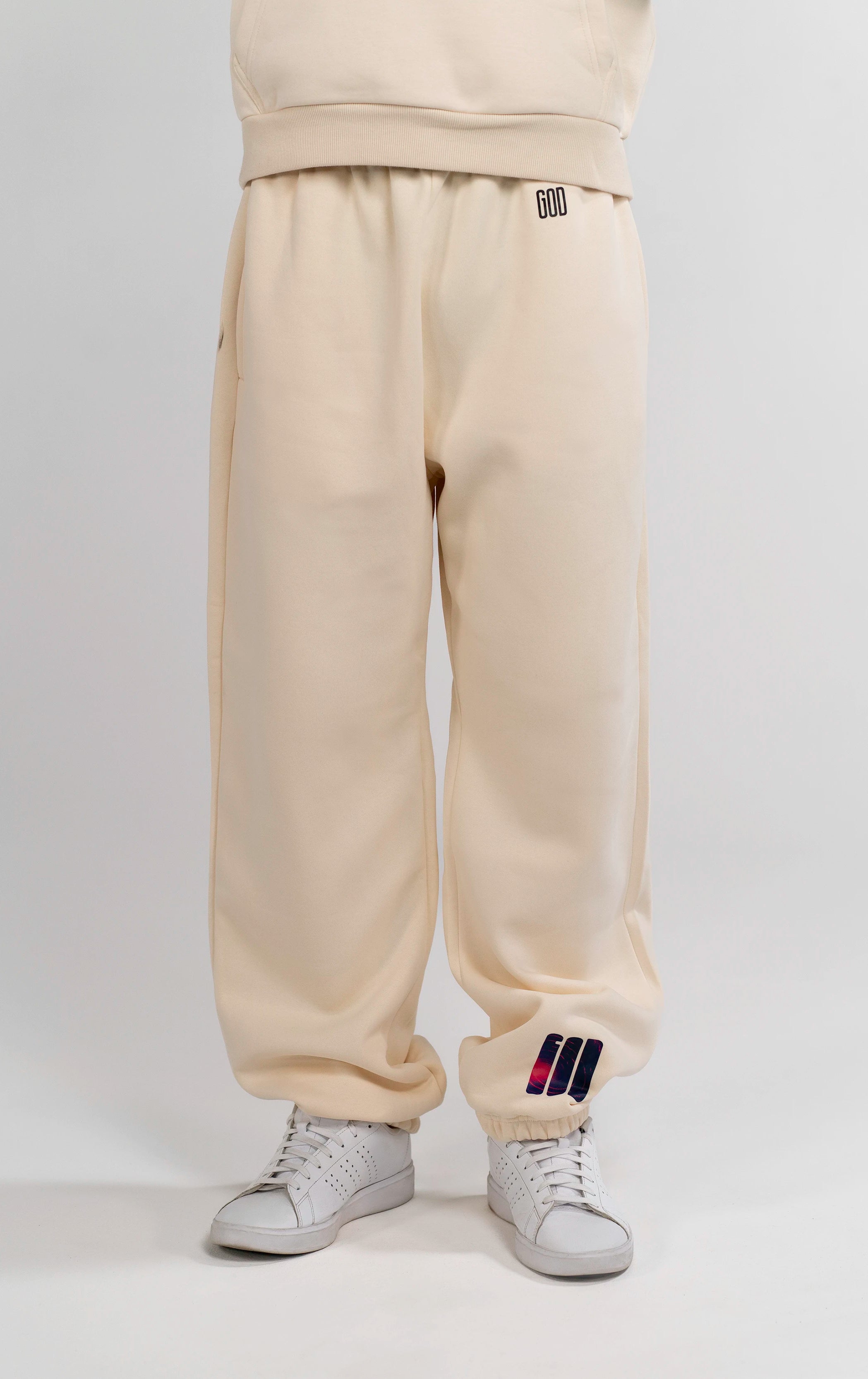 Detailaufnahme der Open Source Signal Fluff Pants von Source Mode in White Sand. Relaxed Fit mit GOD Logo Print und weichem Heavyweight Material für christliche Premium Streetwear und Presence zum Tragen.