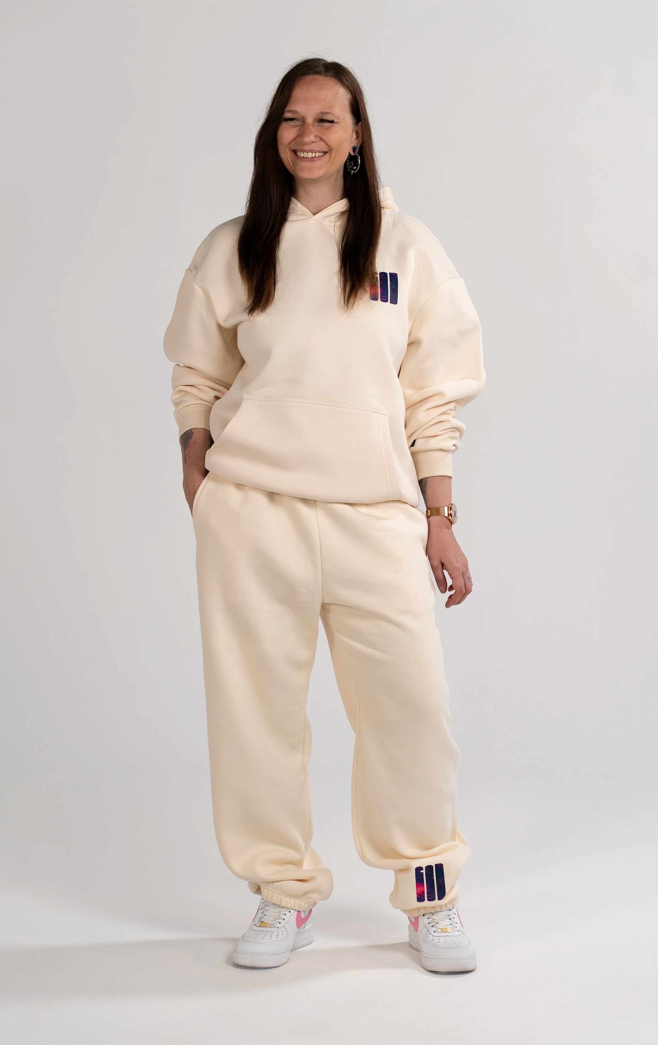 Model trägt die Open Source Signal Fluff Pants von Source Mode. Relaxed Fit, GOD Logo Print und Signal Print für christliche Premium Streetwear, Verbindung, Frieden und echtes Real Life.