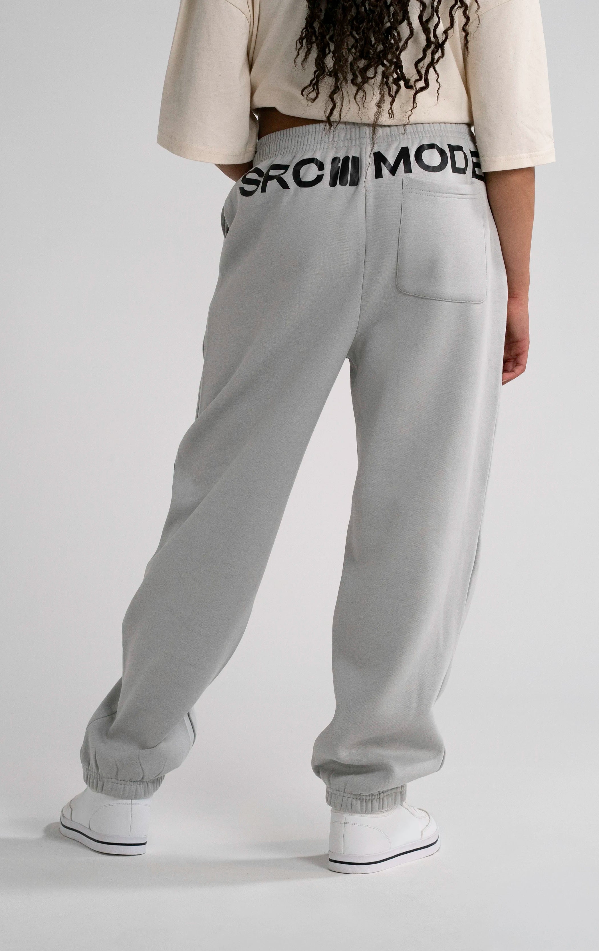 Detailaufnahme der Open Source Signal Fluff Pants Gray von Source Mode. Relaxed Fit, weiches Heavyweight Material und GOD's Signal Print für ein entspanntes Streetwear-Gefühl und Presence you can wear.