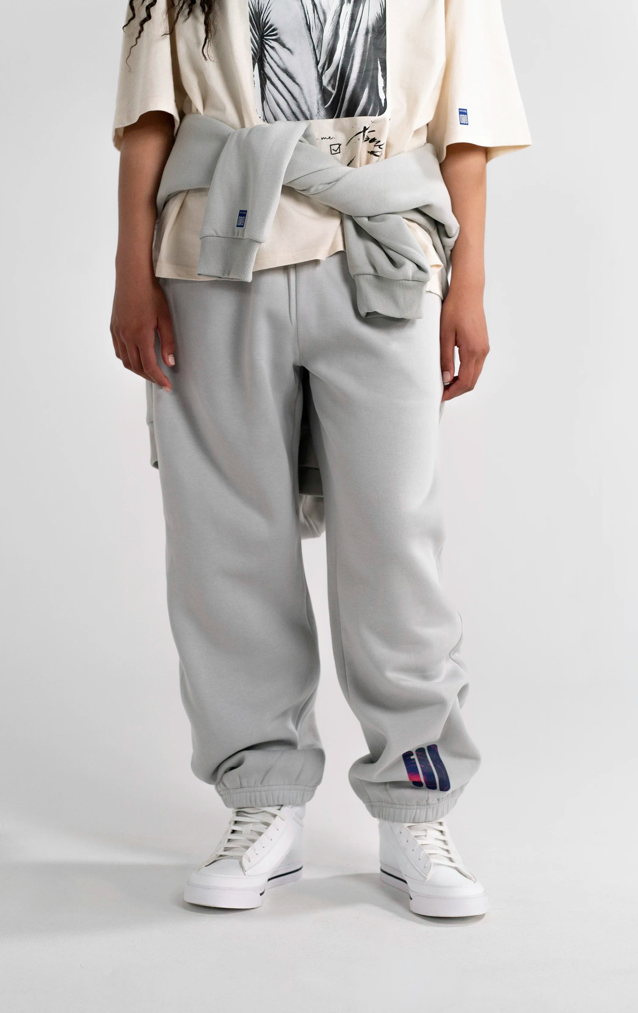 Detailaufnahme der Open Source Signal Fluff Pants Gray von Source Mode. Relaxed Fit, GOD's Signal Print und weiches Material für entspannten Komfort, Verbindung und echtes Real Life.