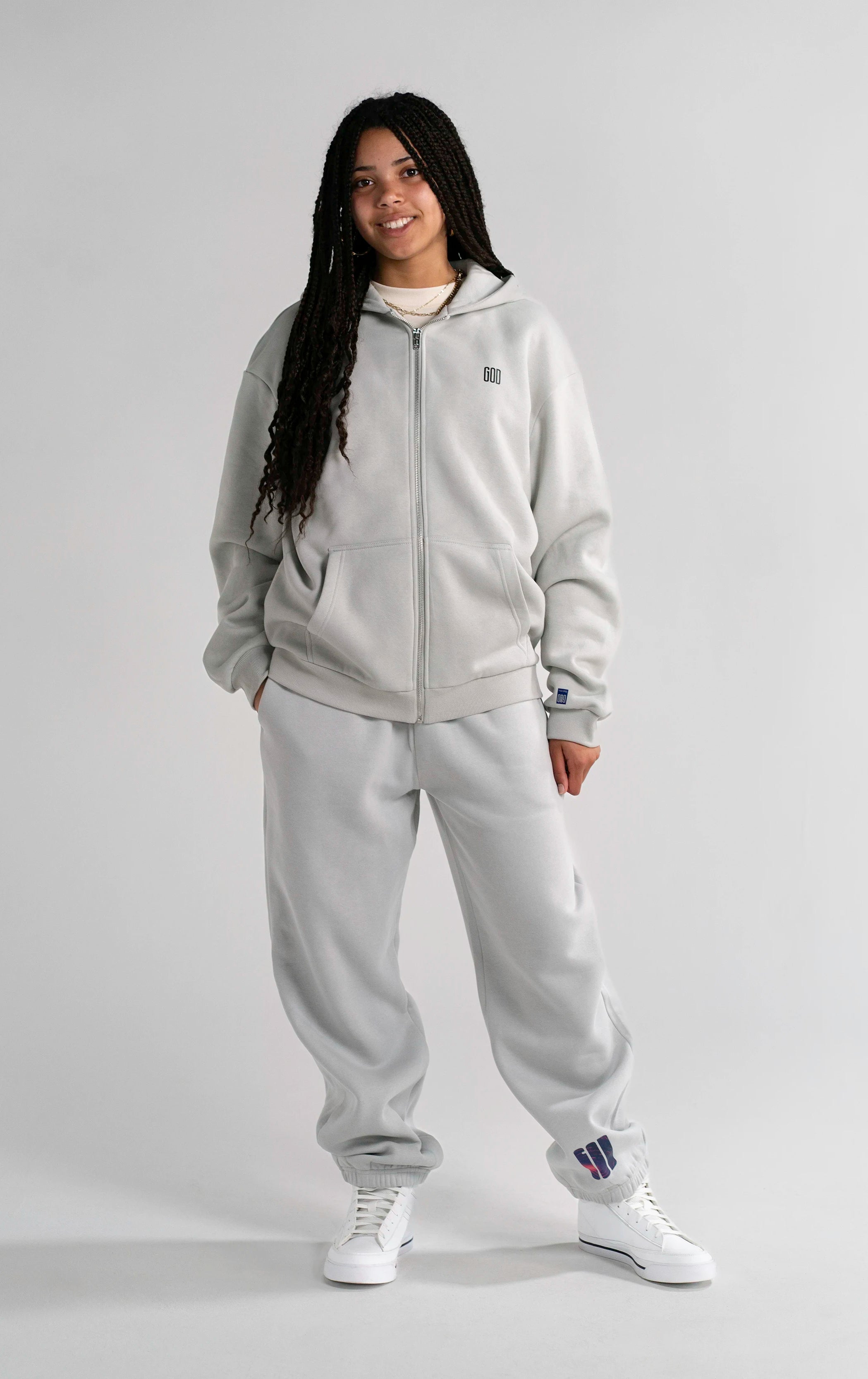Model trägt die Open Source Signal Fluff Pants Gray von Source Mode in Frontansicht. Relaxed Fit, weiches Heavyweight Material und GOD's Signal Print für christliche Premium Streetwear mit Presence you can wear.