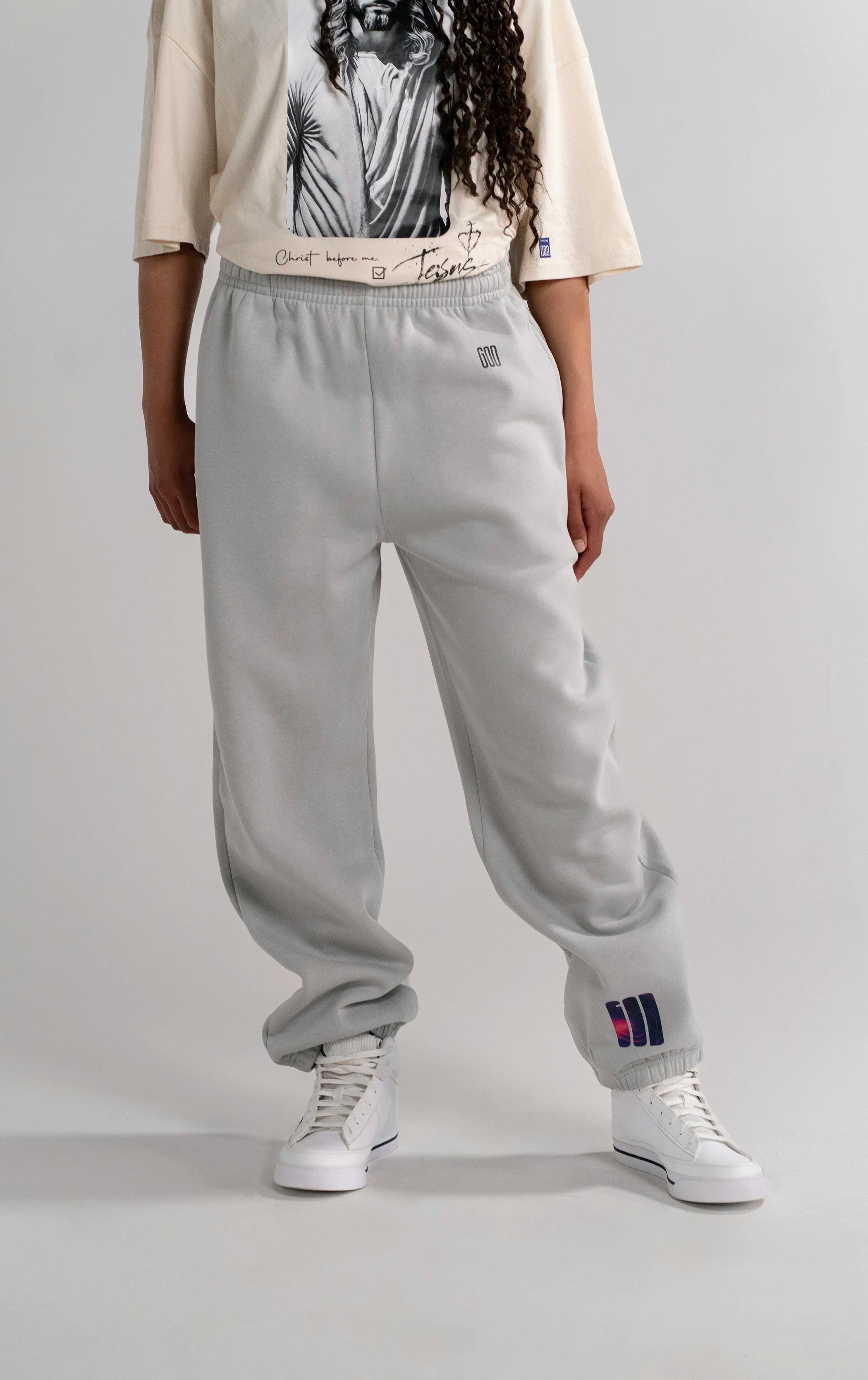 Model trägt die Open Source Signal Fluff Pants Gray von Source Mode. Relaxed Fit mit GOD's Signal Print für christliche Premium Streetwear, Gegenwart, Verbindung und Presence you can wear.