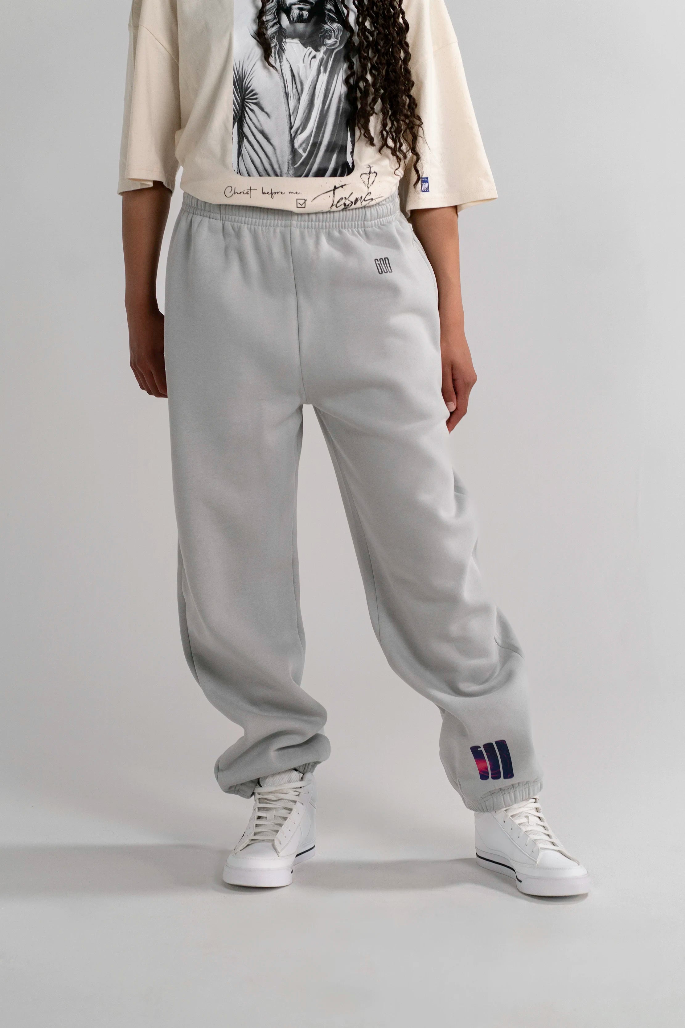Model trägt die Open Source Signal Fluff Pants Gray von Source Mode. Relaxed Fit mit GOD's Signal Print für christliche Premium Streetwear, Gegenwart, Verbindung und Presence you can wear.