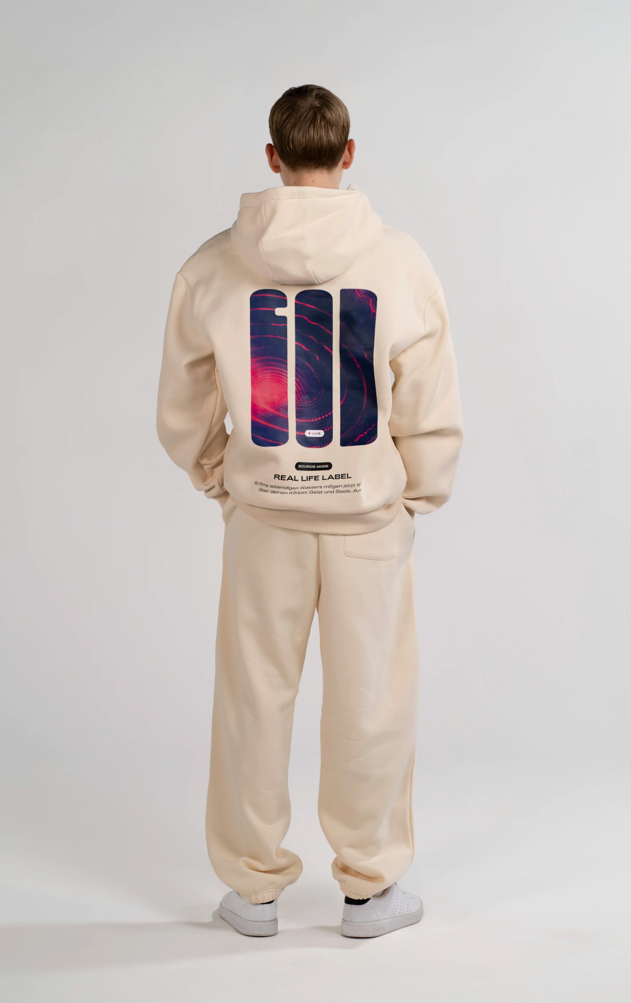 Rückenansicht der Open Source Signal Fluff Pants von Source Mode mit SRCMODE Back Print. Relaxed Fit, GOD Logo Print und Signal Print für christliche Premium Streetwear, Frieden, Präsenz und echtes Real Life.