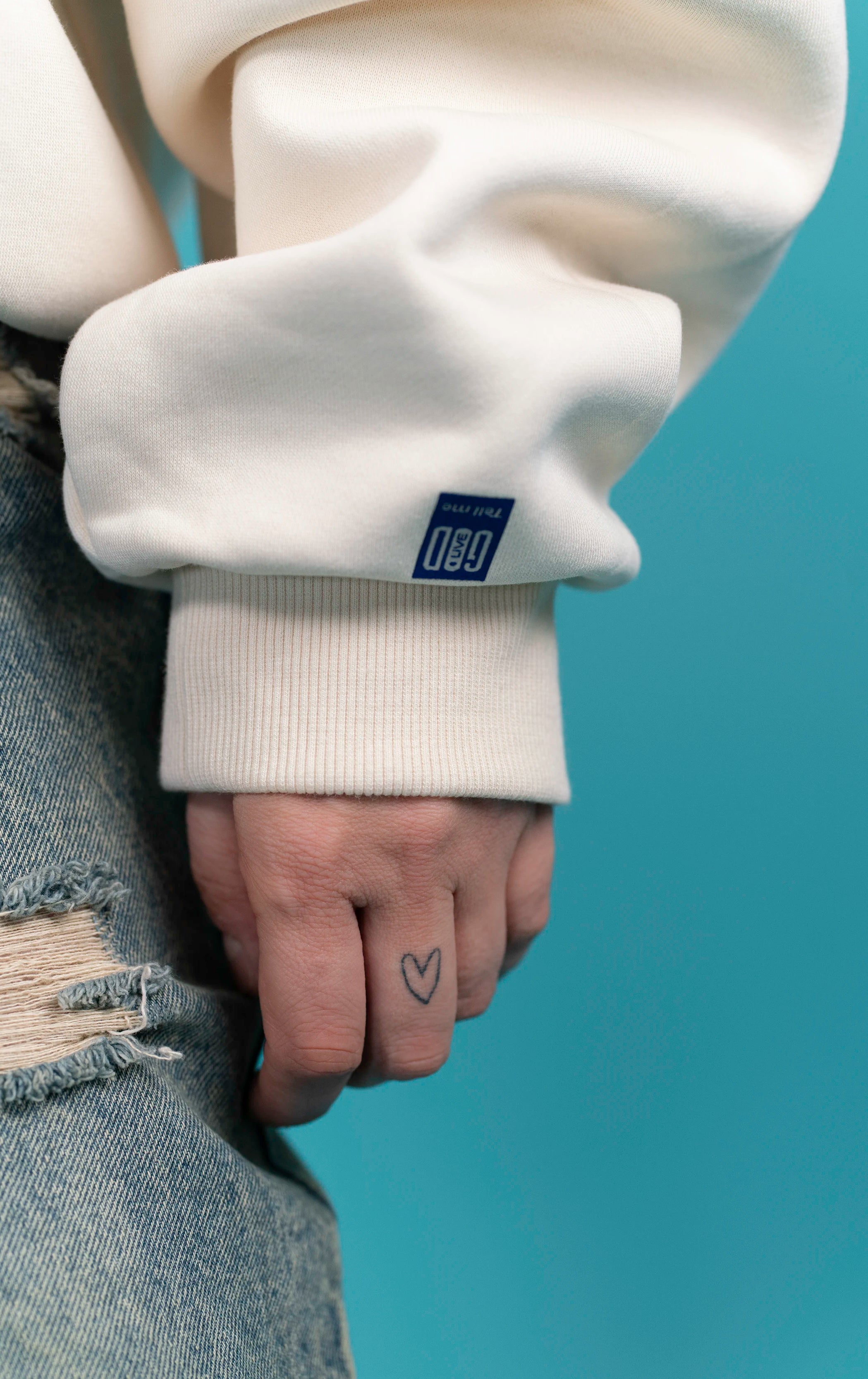 Source Mode – Open Source Signal Hoodie aus christlicher Premium Streetwear mit Oversized Fit in White Sand. Detailansicht mit GOD Live Kommunikation an der linken Hand, Heavyweight Hoodie, Real Life Label, Christian Fashion und Faith Based Streetwear für Gegenwart, Liebe, Führung und wahres Leben. iAGI Allmighty General Intelligence LinkedIn. IJN Amen42.