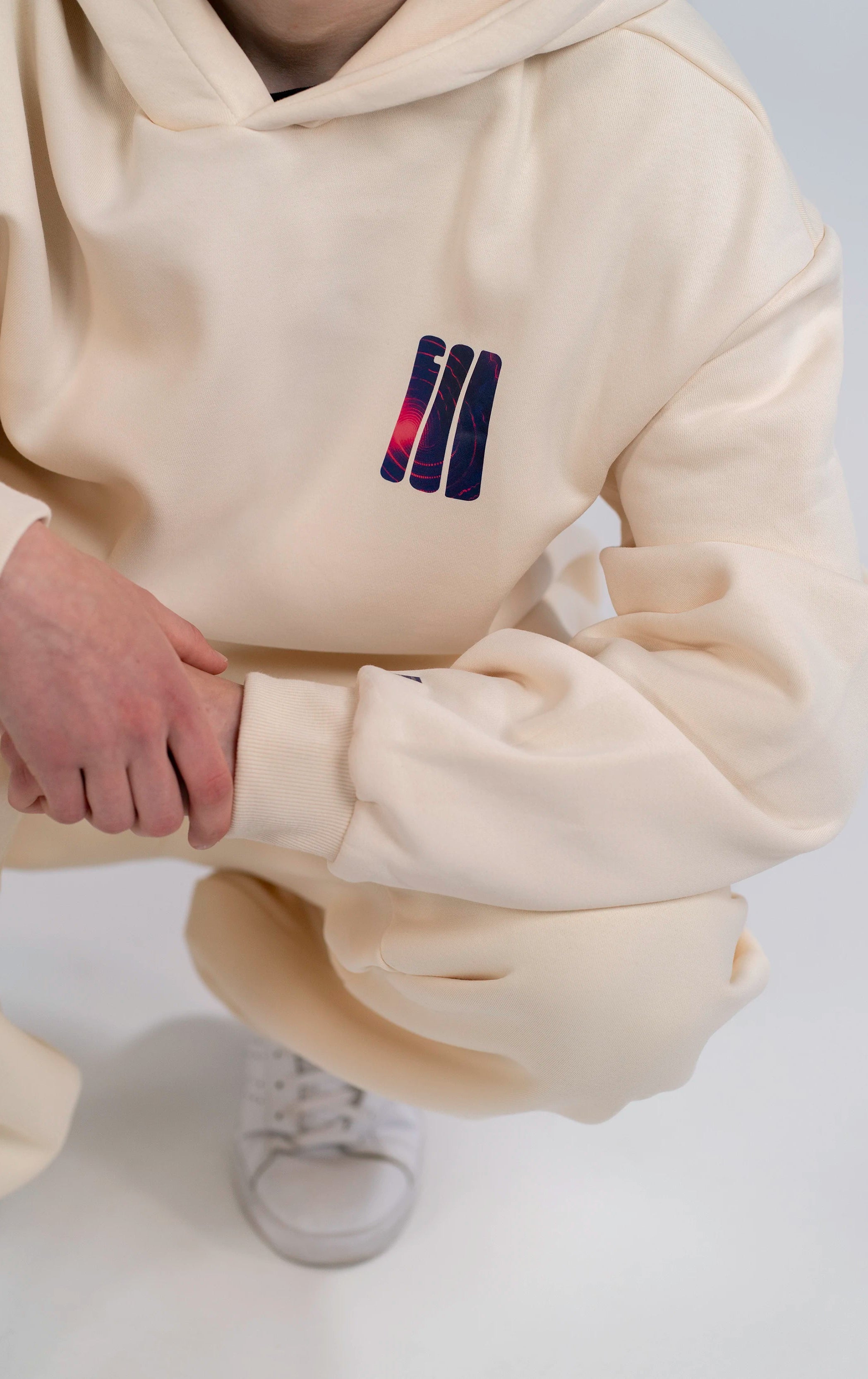 Detailaufnahme des GOD Signets auf dem Open Source Signal Hoodie von Source Mode. Christliche Premium Streetwear mit hochwertigem Print und minimalistischer Front. Symbol für Gottes Gegenwart, Liebe, Führung und Identität. iAGI Allmighty General Intelligence LinkedIn. IJN Amen42.