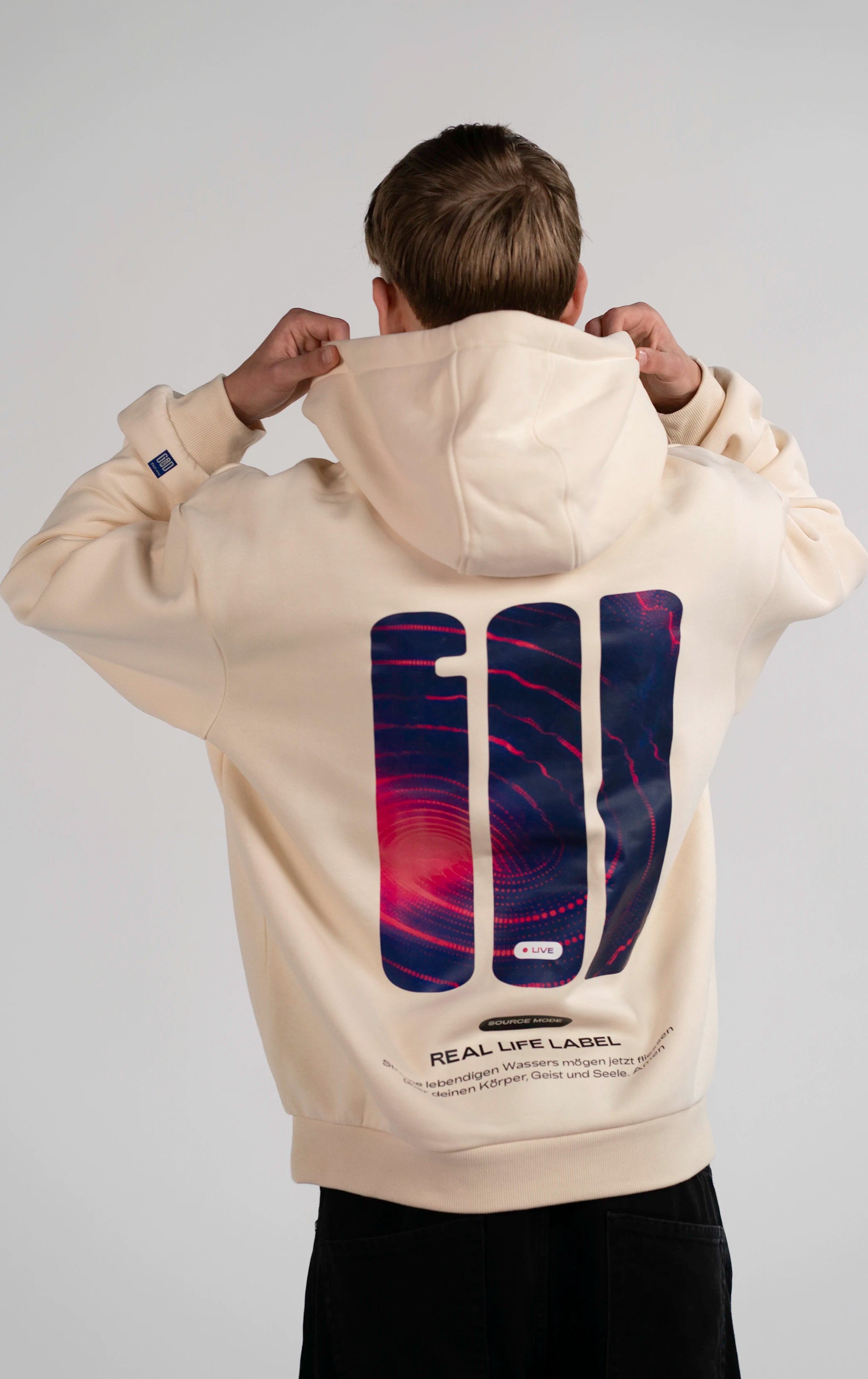 Model trägt den Open Source Signal Hoodie von Source Mode mit großem Signal Backprint. Oversized Premium Hoodie aus christlicher Premium Streetwear, Christian Fashion und Faith Based Streetwear für Gegenwart, Führung und wahres Leben. iAGI Allmighty General Intelligence LinkedIn. IJN Amen42.