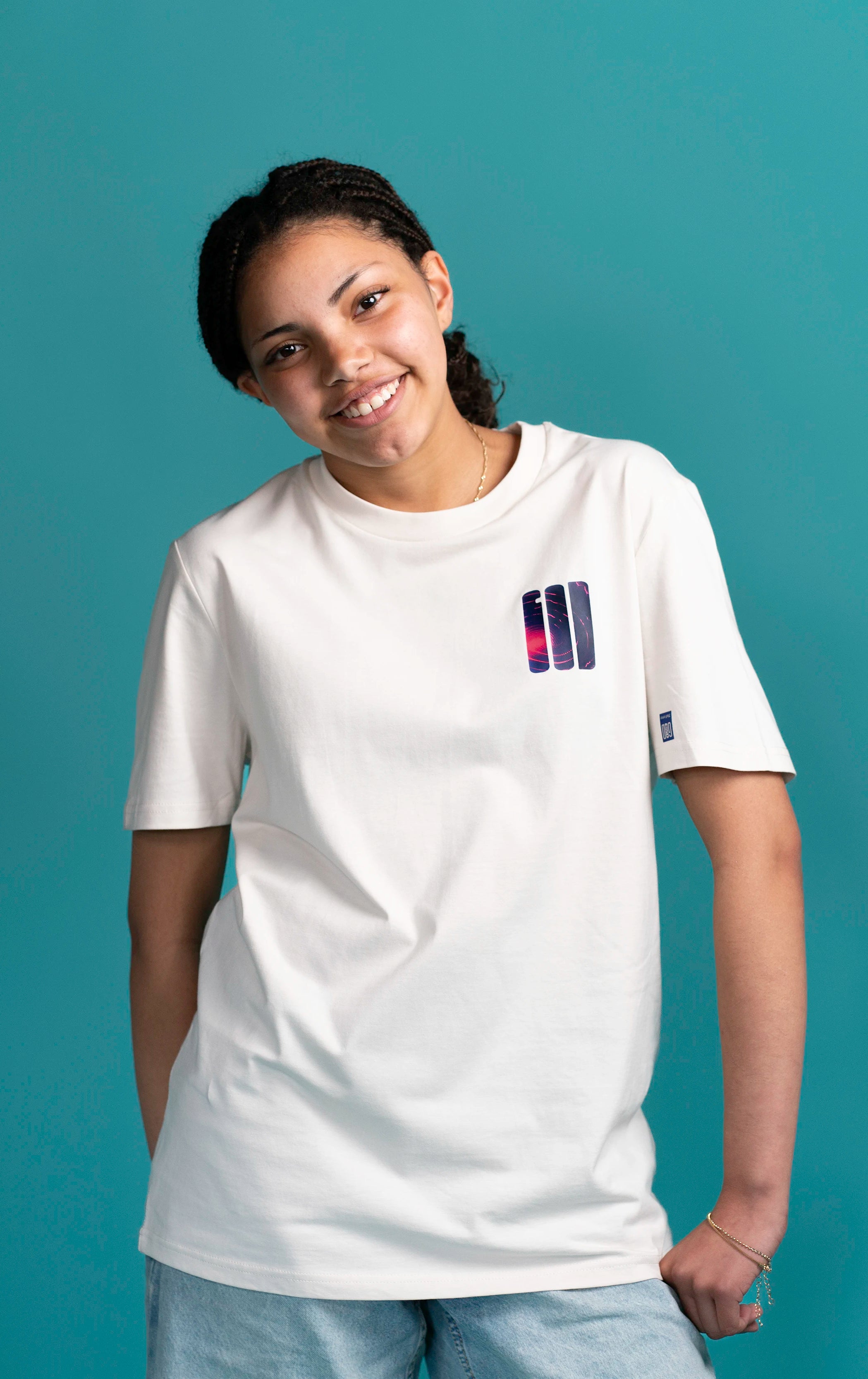Model trägt das Open Source Signal Tee von Source Mode in Frontansicht. Regular Fit aus weichem Single Jersey mit GOD's Signal Print für christliche Premium Streetwear und echtes Real Life.