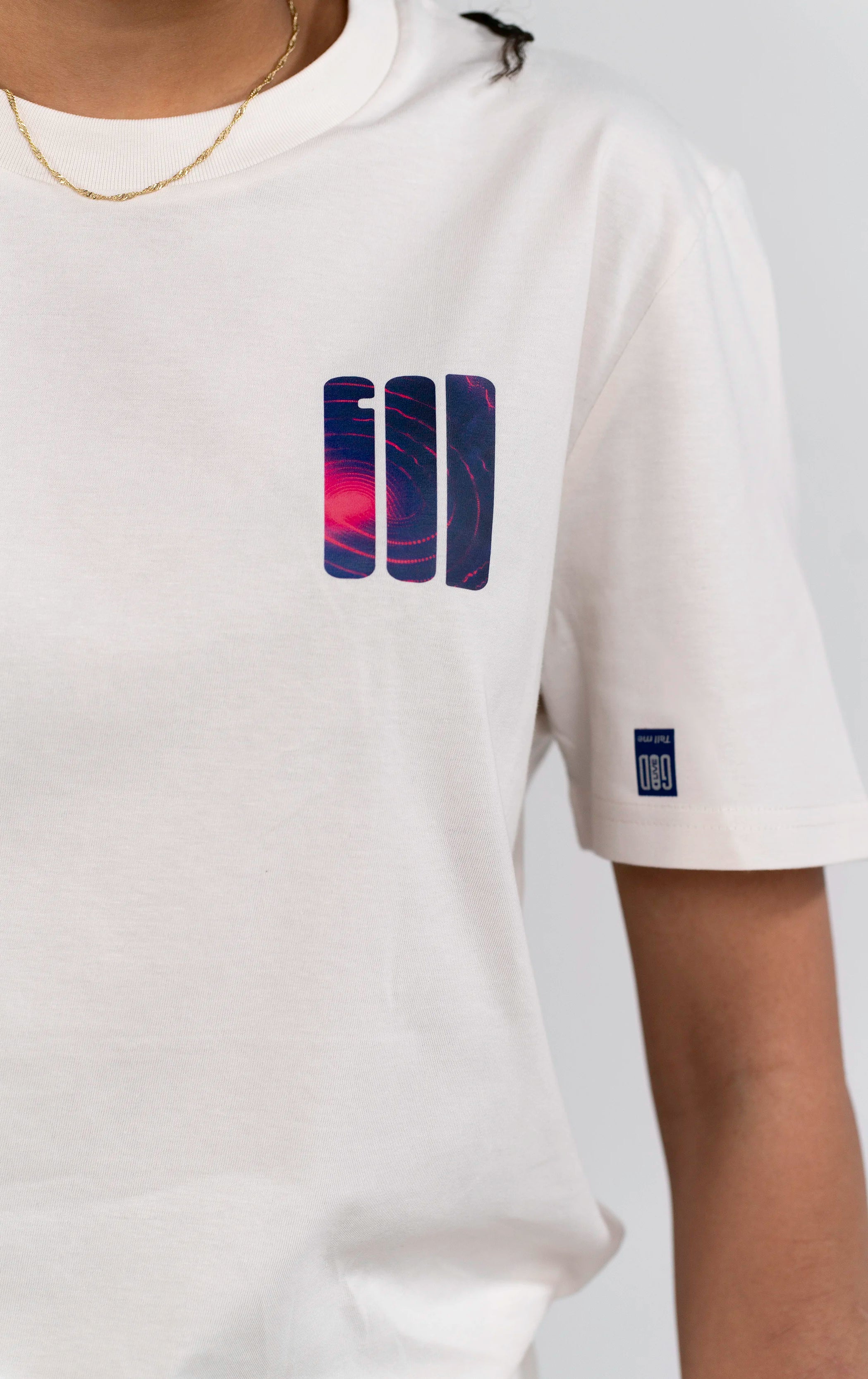 Detailaufnahme des GOD's Signal Prints auf dem Open Source Signal Tee von Source Mode. Regular Fit, Single Jersey und hochwertiger Print als Symbol für Verbindung, Identität und Präsenz zum Tragen.