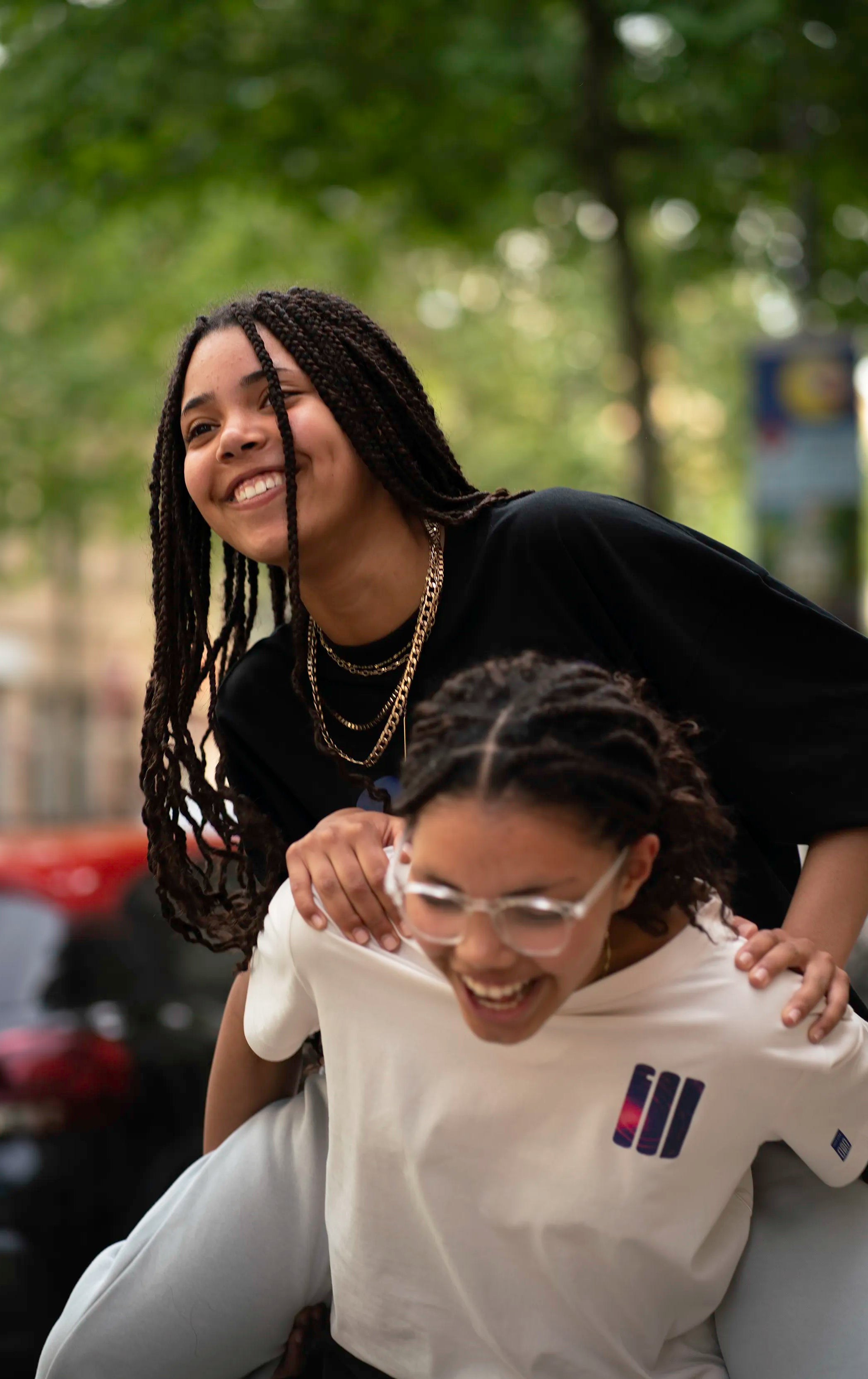 Lifestyle-Aufnahme des Open Source Signal Tee von Source Mode im Alltag. Regular Fit aus Bio-Baumwolle und recycelter Baumwolle für christliche Premium Streetwear, Verbindung, Gemeinschaft und Präsenz zum Tragen.