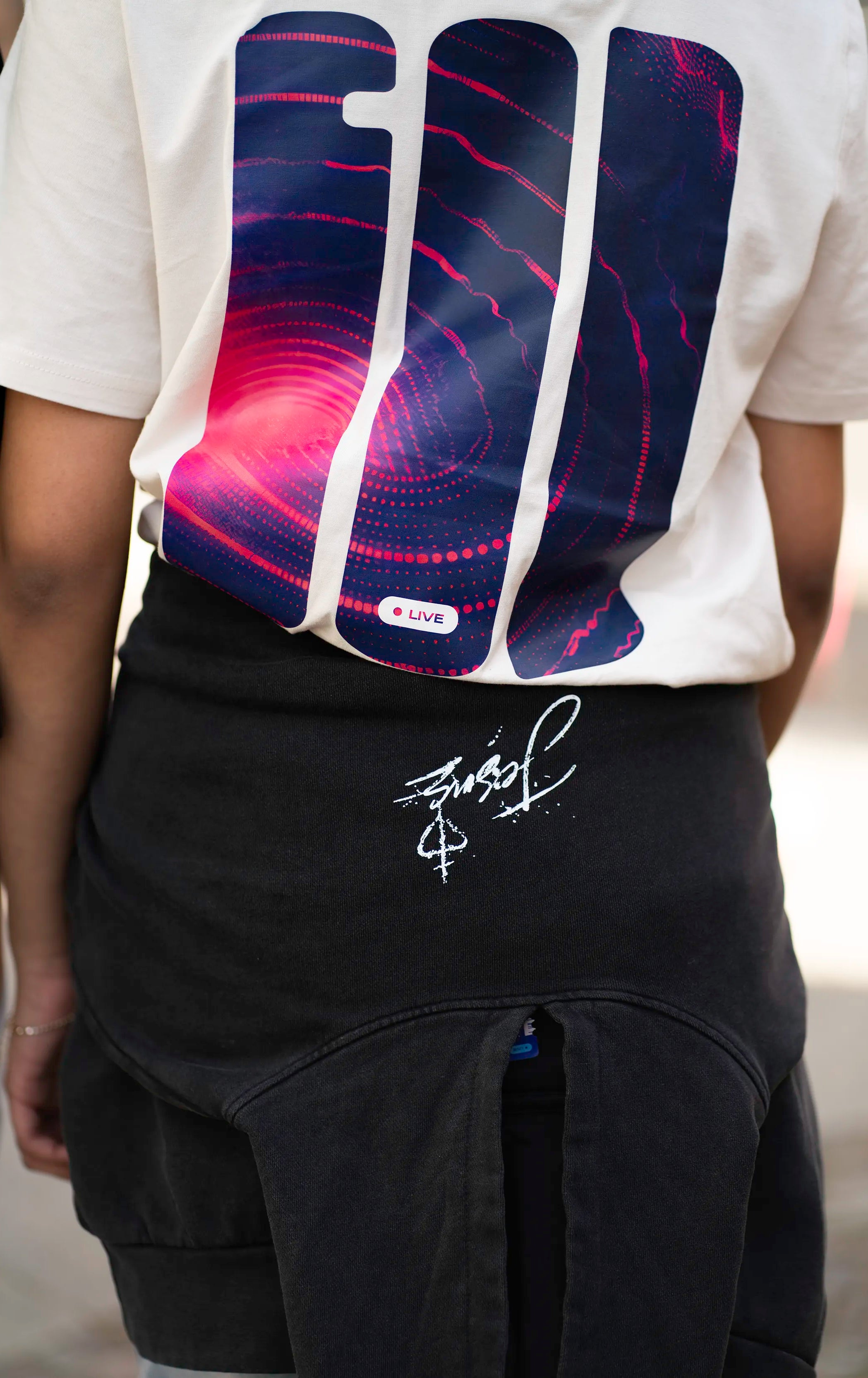 Detailaufnahme des GOD's Signal Prints auf dem Open Source Signal Tee von Source Mode. Hochwertiger Druck auf weichem Single Jersey als Ausdruck von Verbindung, Schutz und Identität.