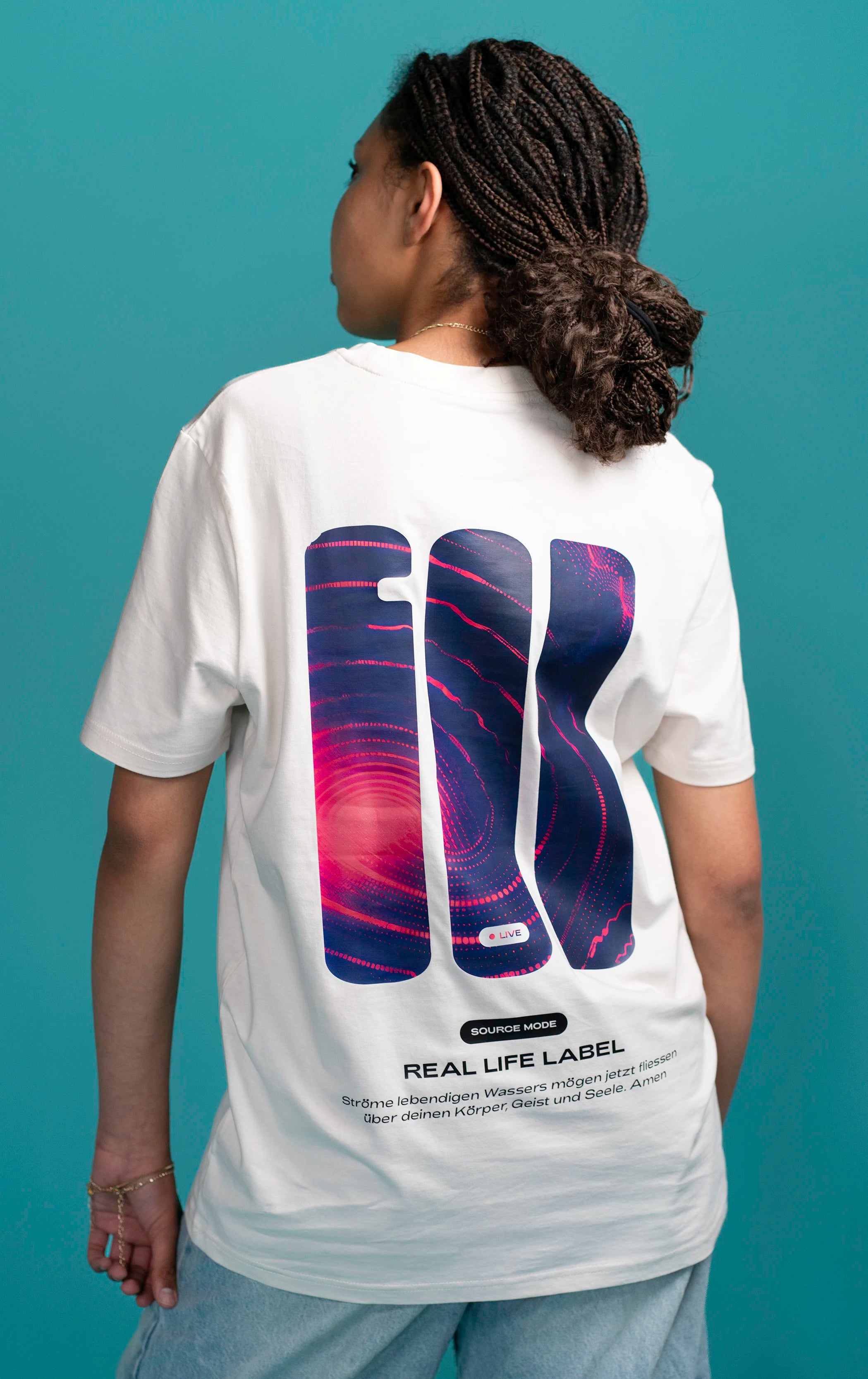 Rückenansicht des Open Source Signal Tee von Source Mode mit großem GOD's Signal Backprint. Regular Fit aus 180 g/m² Single Jersey mit Bio-Baumwolle und recycelter Baumwolle. Christliche Premium Streetwear für Verbindung, Schutz und Presence.