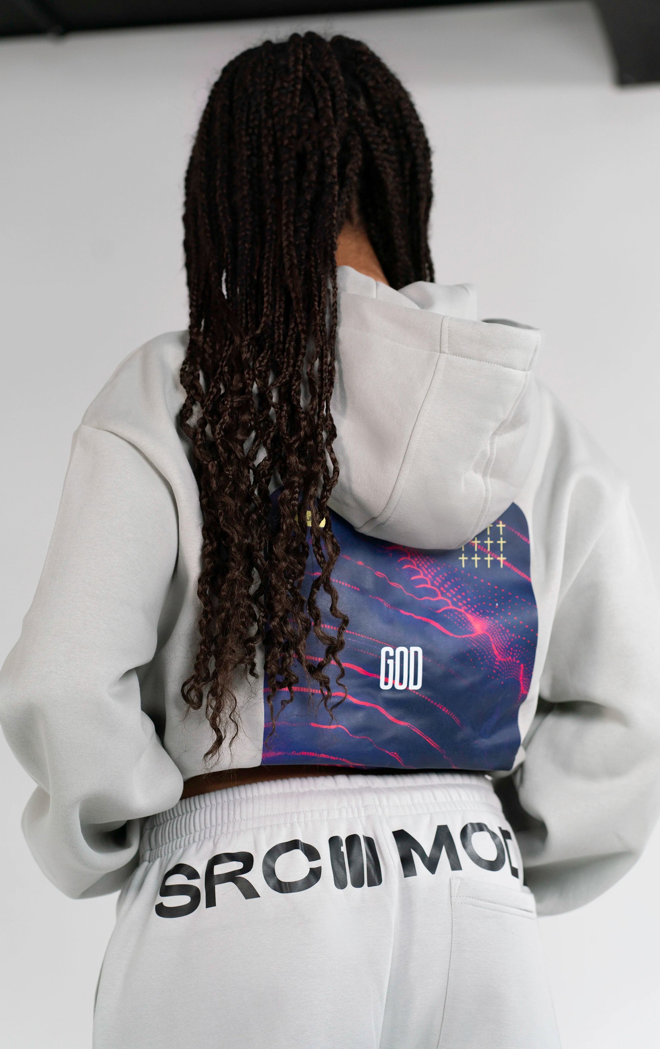 Detailaufnahme des Open Source Ticket Fluff Zip von Source Mode mit Access Ticket Backprint. Oversized Fit, weiches Tragegefühl und Open Source Ticket Design als Erinnerung, dass dein Platz in Gottes Nähe sicher ist. Access granted. Immer.