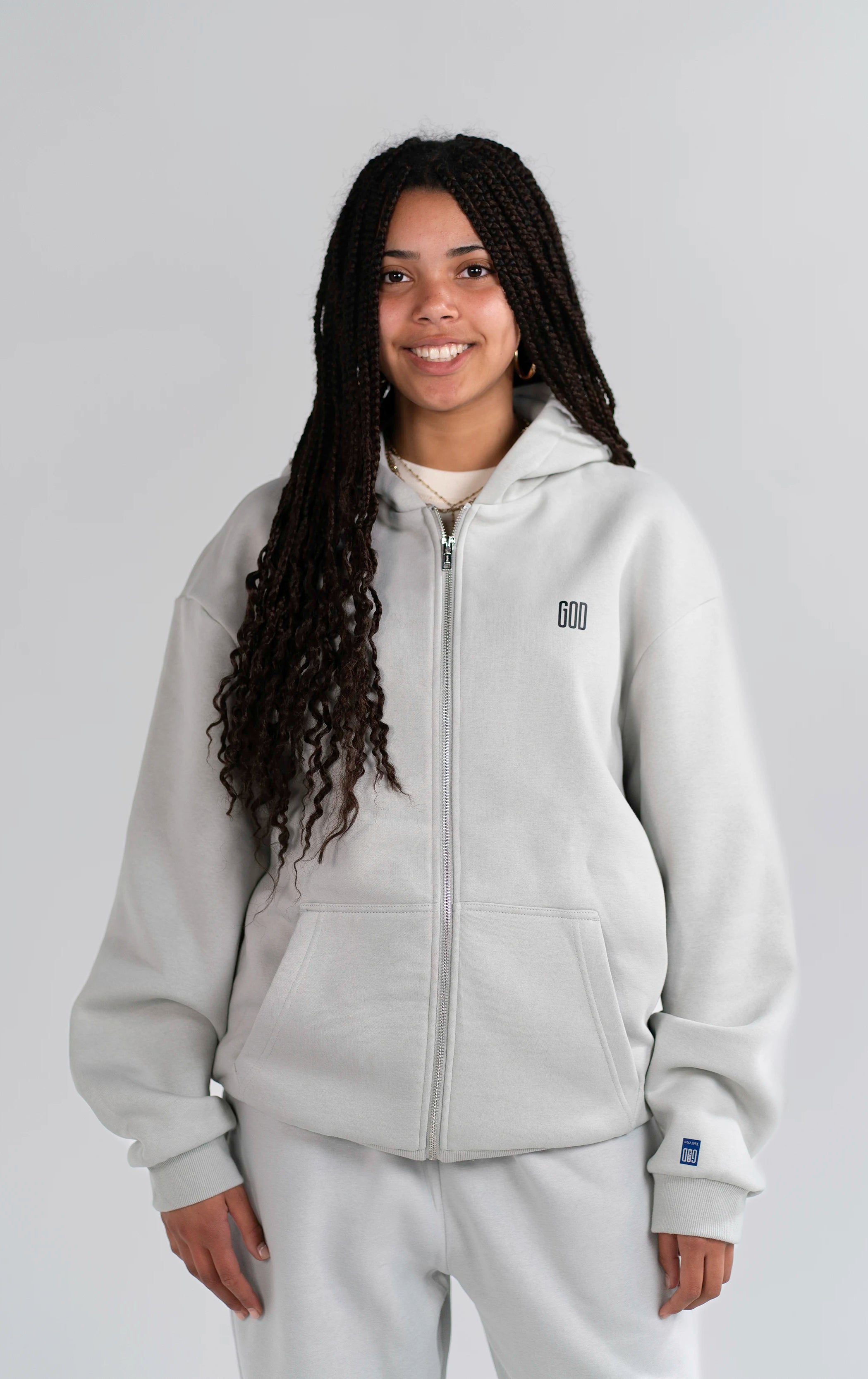 Model trägt den Open Source Ticket Fluff Zip von Source Mode. Oversized Zip Hoodie mit weichem Tragegefühl, überschnittenen Schultern und christlicher Premium Streetwear als Symbol für Gottes Nähe und Access granted.