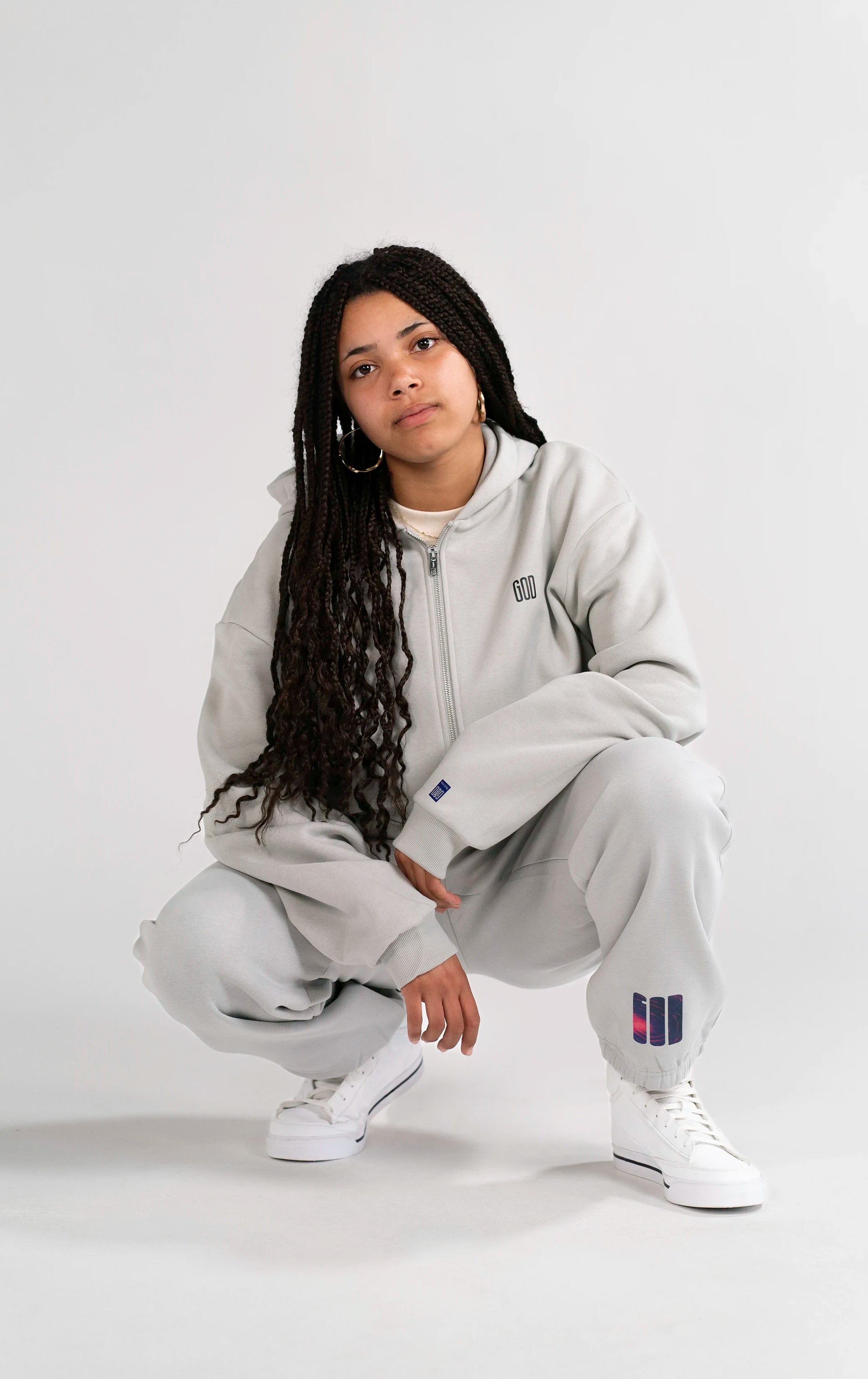 Lifestyle-Aufnahme des Open Source Ticket Fluff Zip von Source Mode. Oversized Zip Hoodie mit weichem Heavyweight Material und Open Source Ticket Design für Gegenwart, Verbindung und echtes Real Life.