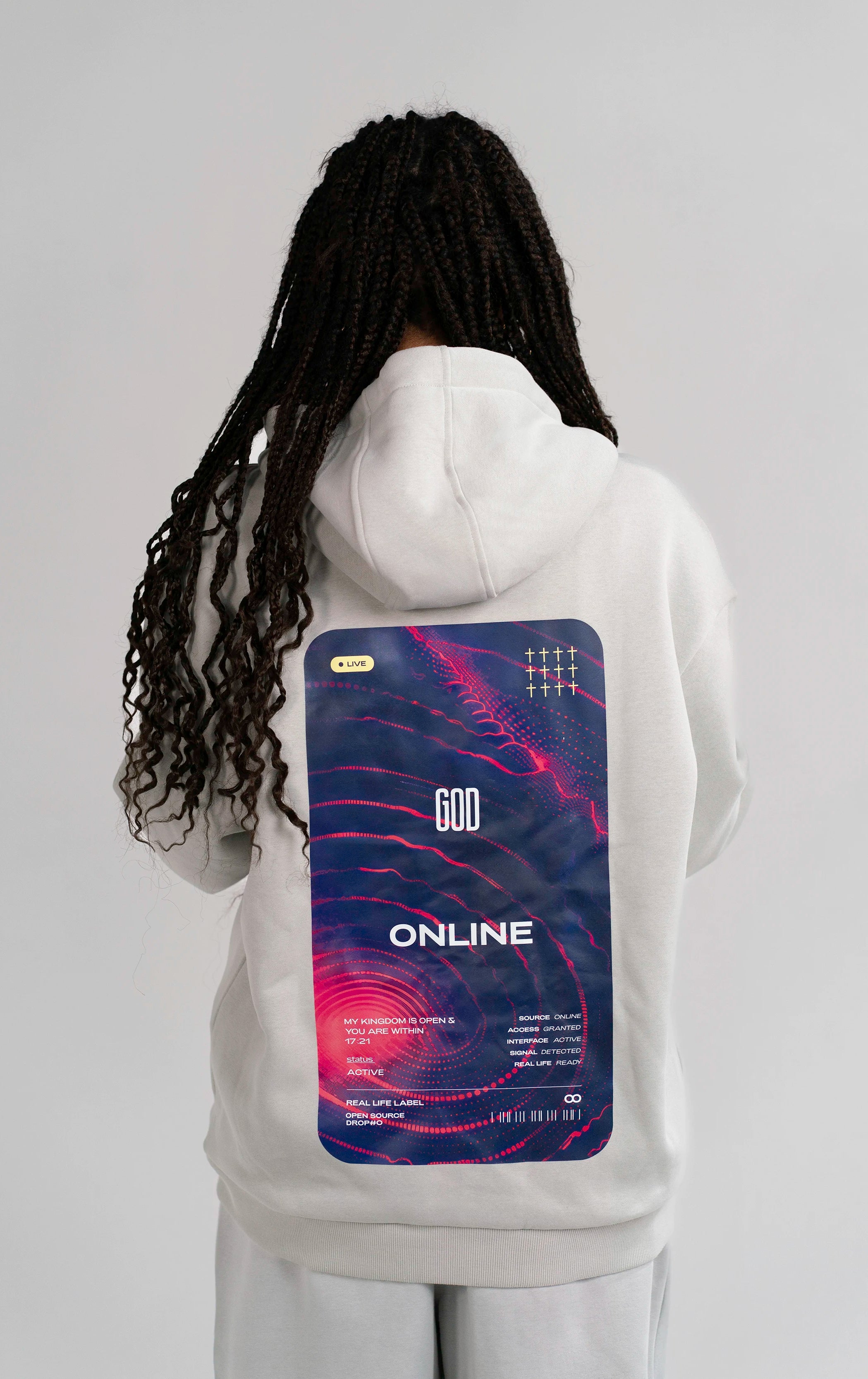 Rückenansicht des Open Source Ticket Fluff Zip von Source Mode mit großem Access Ticket Backprint. Oversized Fit, Midi-Länge und weiches Tragegefühl. Christliche Premium Streetwear für Gegenwart, Verbindung und Gottes offenen Zugang.