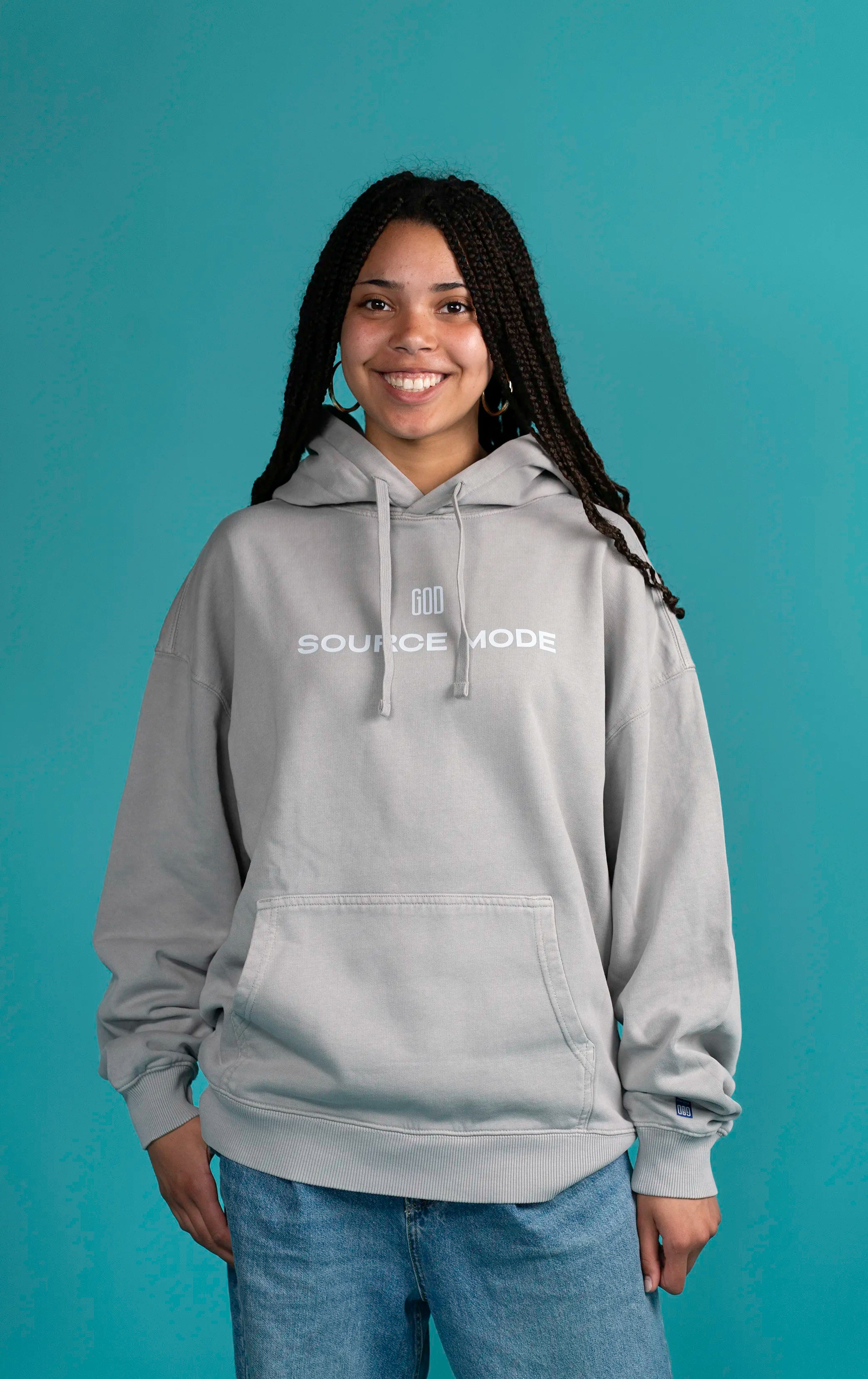 Model trägt den Open Source Ticket Hoodie von Source Mode in Frontansicht. Oversized Fit, Acid-Waschung und Heavyweight Bio-Baumwolle für christliche Premium Streetwear, Gottes Nähe und echtes Real Life.