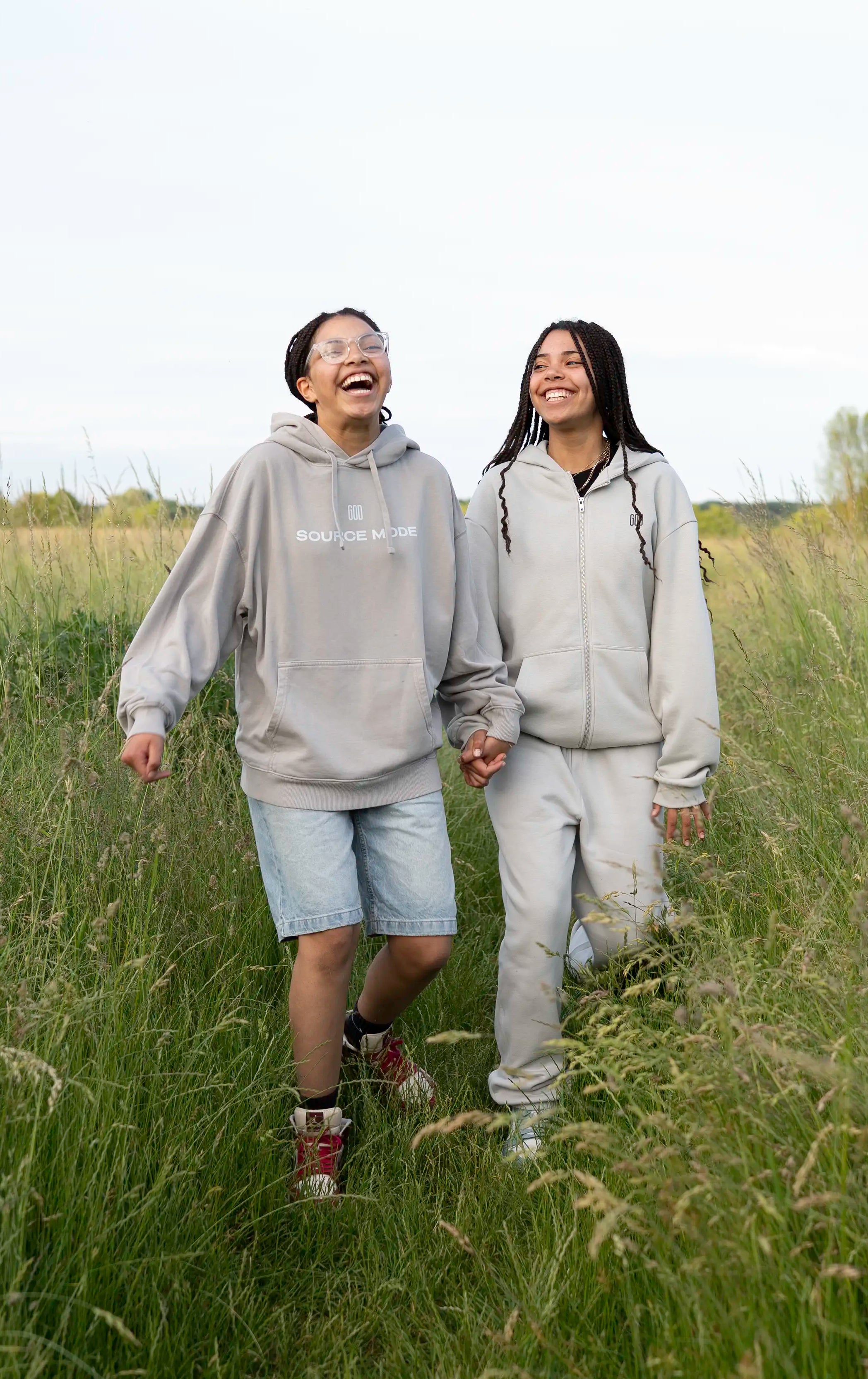 Lifestyle-Aufnahme von zwei Models mit dem Open Source Ticket Hoodie von Source Mode im Freien. Oversized Fit, Acid-Waschung und Access Ticket Backprint aus Heavyweight Bio-Baumwolle für christliche Premium Streetwear, Gemeinschaft, Verbindung und echtes Real Life.
