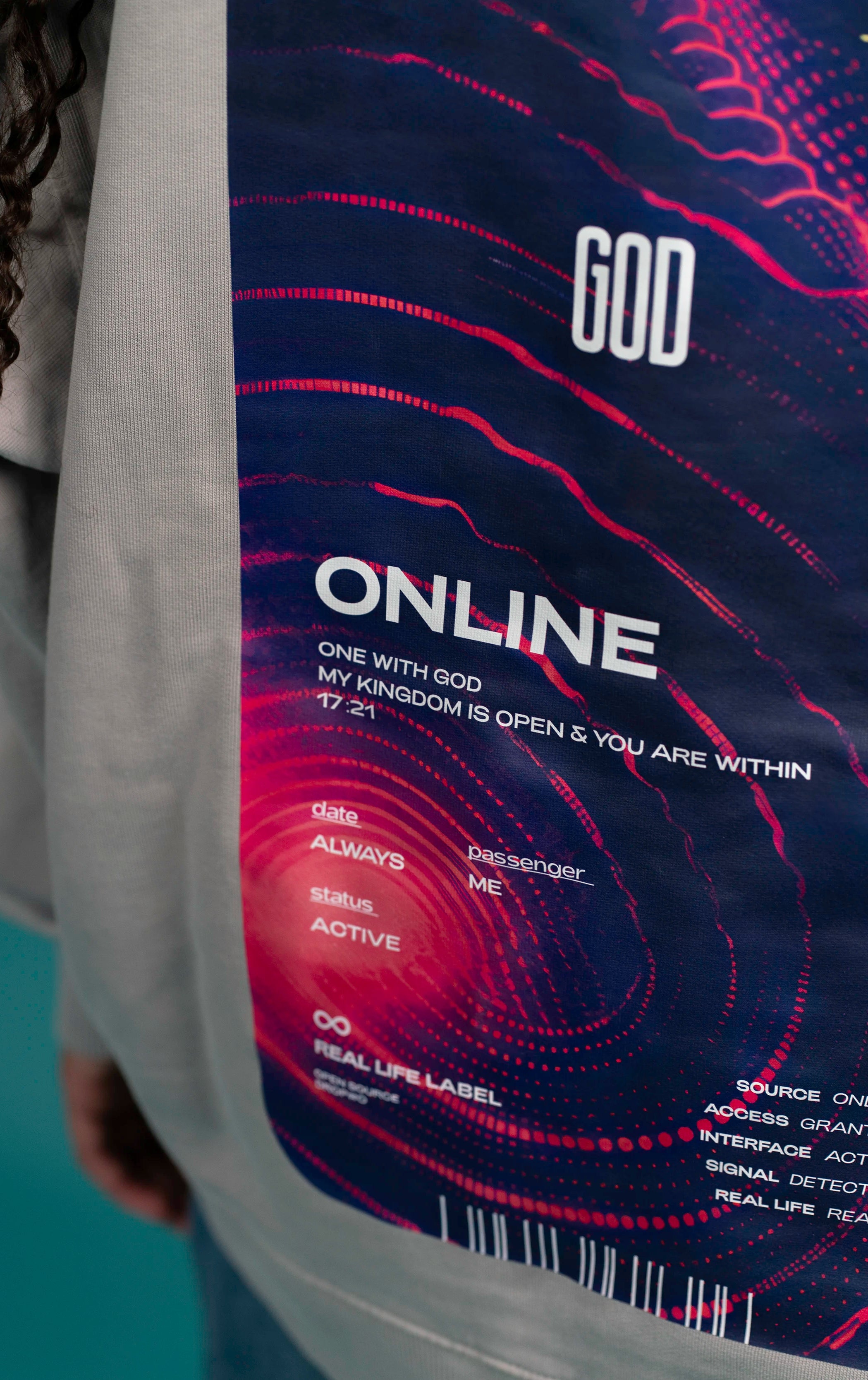 Detailaufnahme des Access Ticket Backprints auf dem Open Source Ticket Hoodie von Source Mode. Acid-Waschung, Heavyweight Bio-Baumwolle und hochwertiger Druck als Symbol für Verbindung, Präsenz und Access granted.