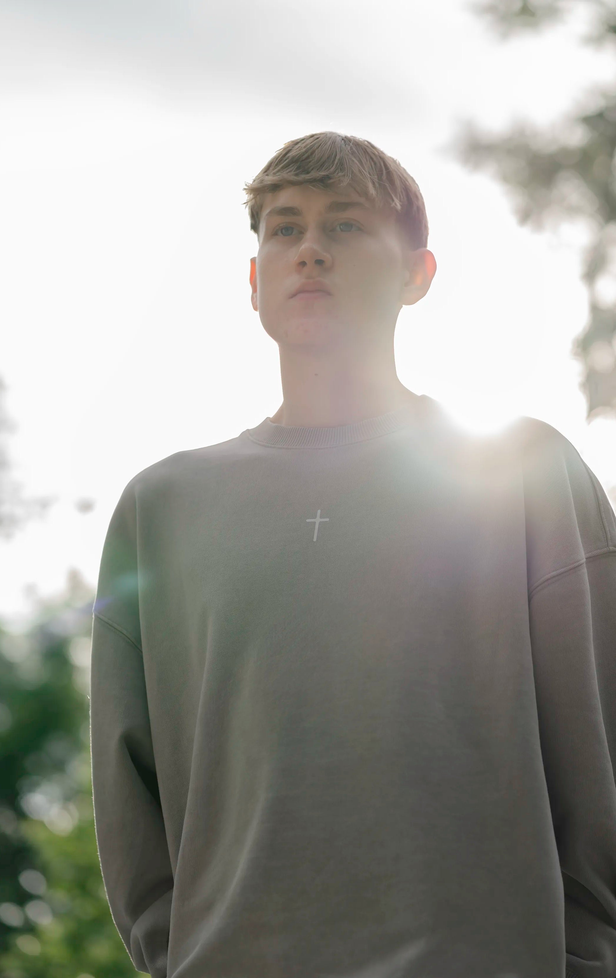 Portraitaufnahme des Open Source Ticket Sweater von Source Mode im natürlichen Licht. Oversized Fit, Garment-Dyed Vintage-Look und Heavyweight Bio-Baumwolle.