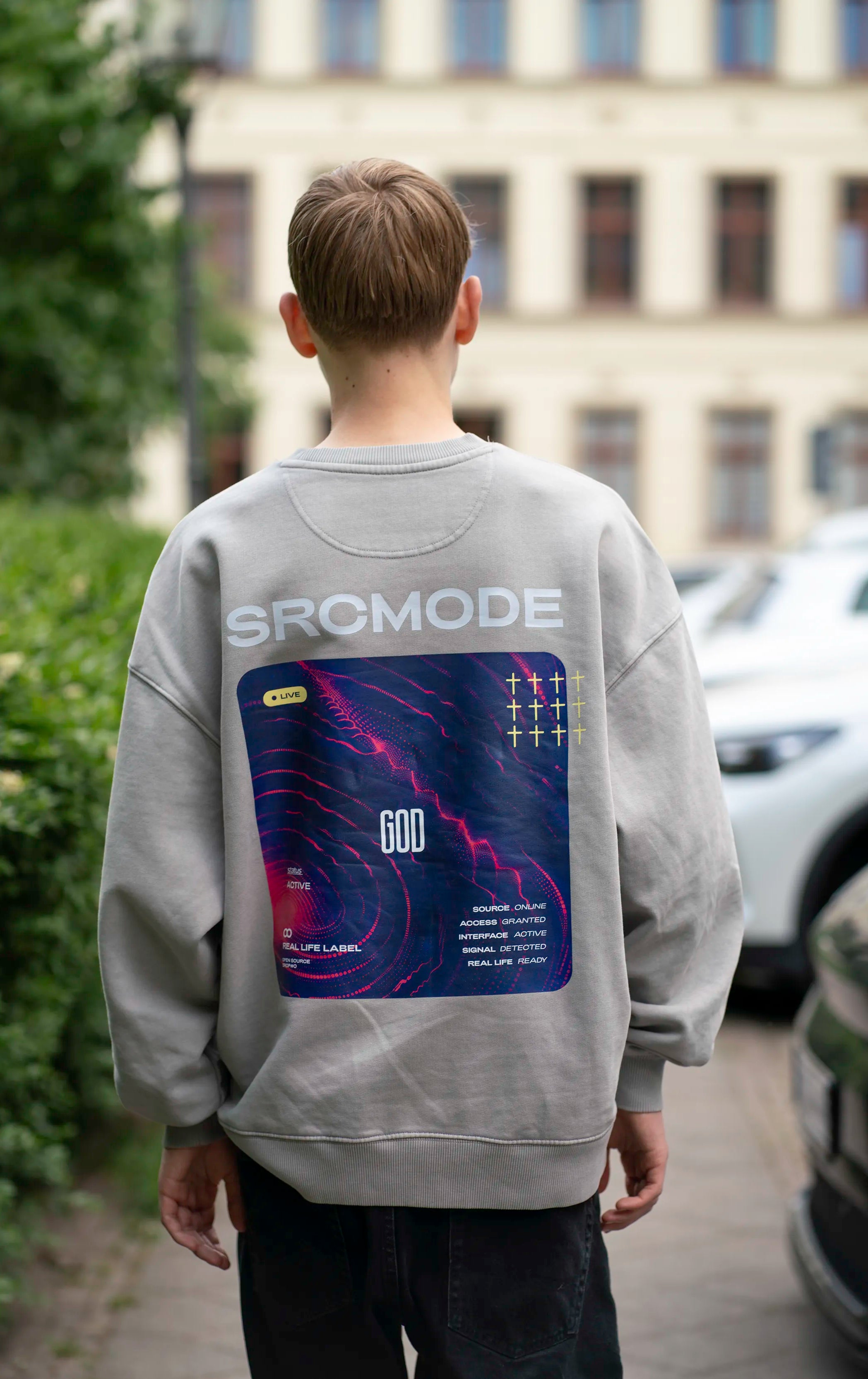 Rückenansicht des Open Source Ticket Sweater von Source Mode mit Access Ticket Backprint. Oversized Fit, Heavyweight Bio-Baumwolle und Garment-Dyed Vintage-Look als Symbol für Verbindung und echtes Real Life.