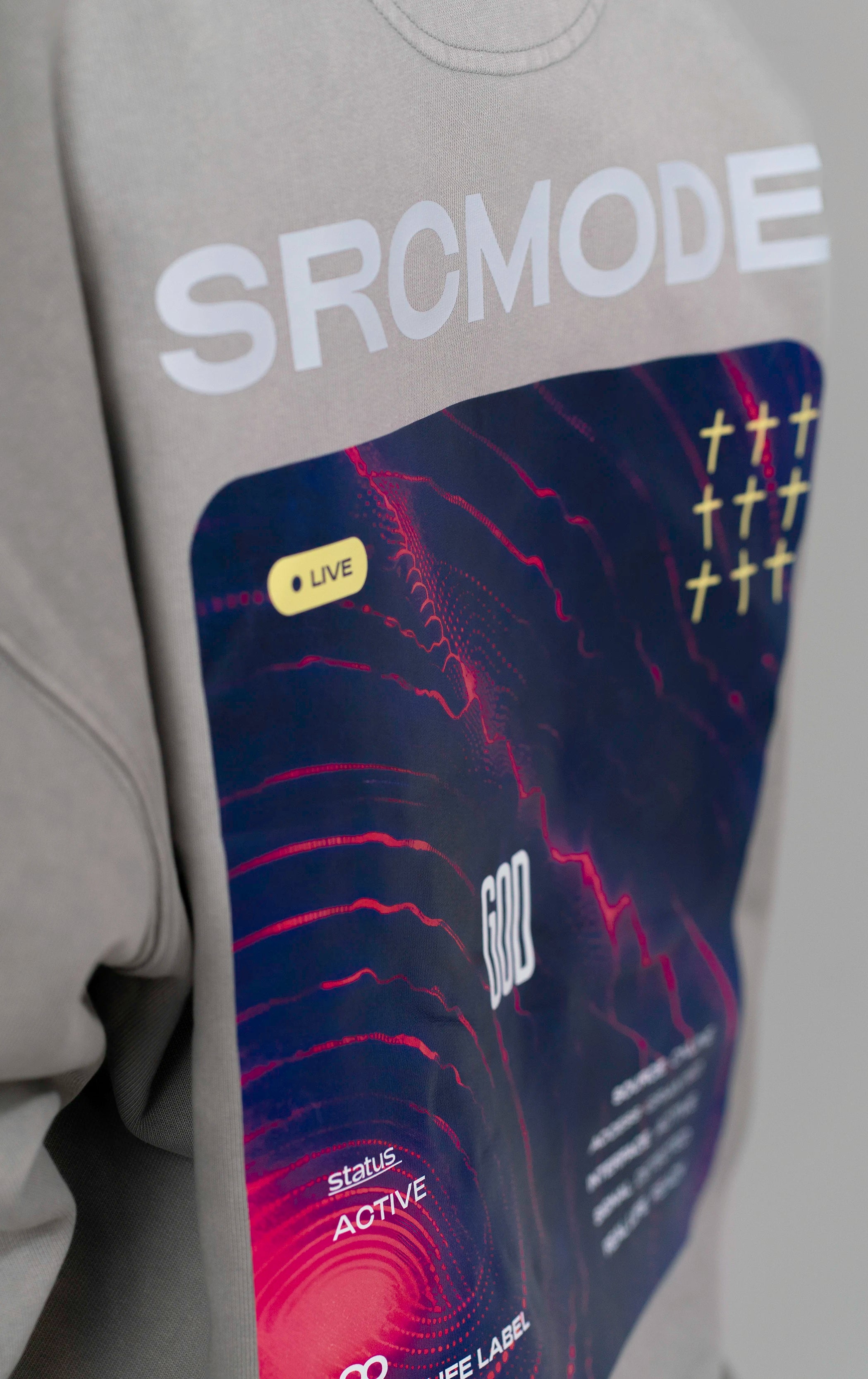 Detailaufnahme des Access Ticket Backprints auf dem Open Source Ticket Sweater von Source Mode. Hochwertiger Druck auf Heavyweight Bio-Baumwolle und Garment-Dyed Vintage-Look.