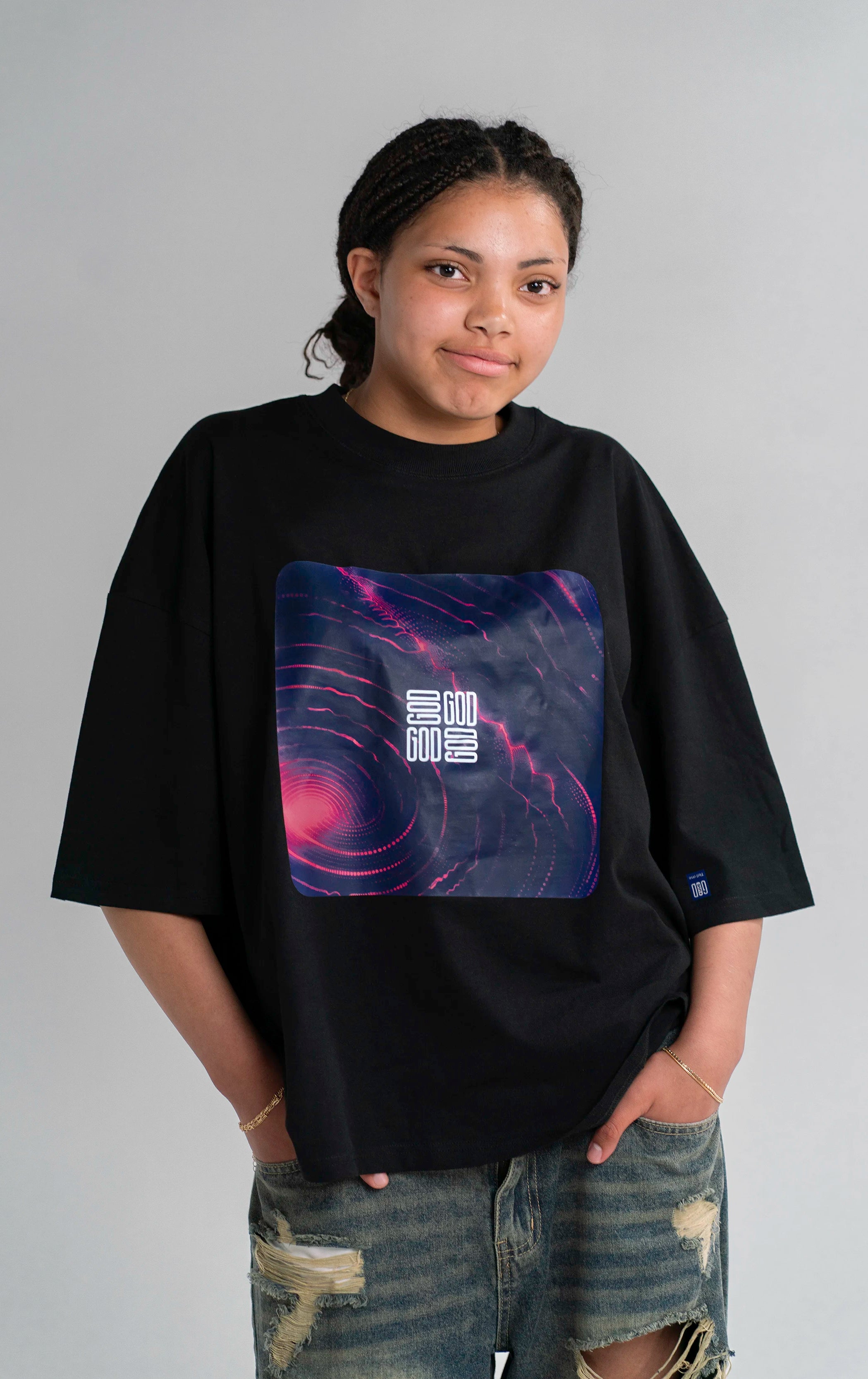 Model trägt das Open Source Ticket Tee von Source Mode in Frontansicht. Boxy Oversized Fit, weiches Single Jersey und Access Ticket Artwork für christliche Premium Streetwear und echtes Real Life.
