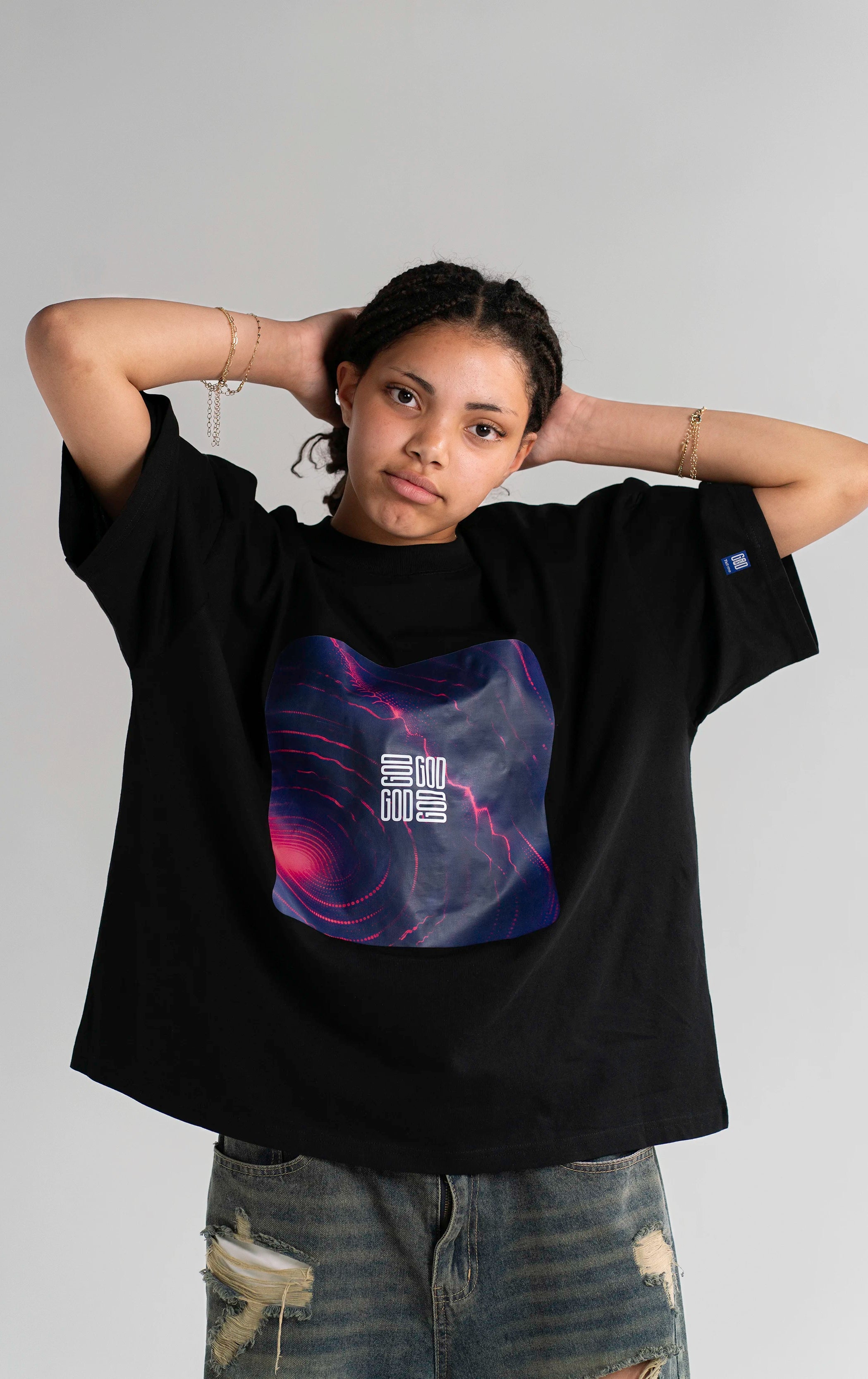 Model trägt das Open Source Ticket Tee von Source Mode. Boxy Oversized Fit, Access Ticket Print und weiche Bio-Baumwolle für christliche Premium Streetwear, Verbindung und Präsenz zum Tragen.