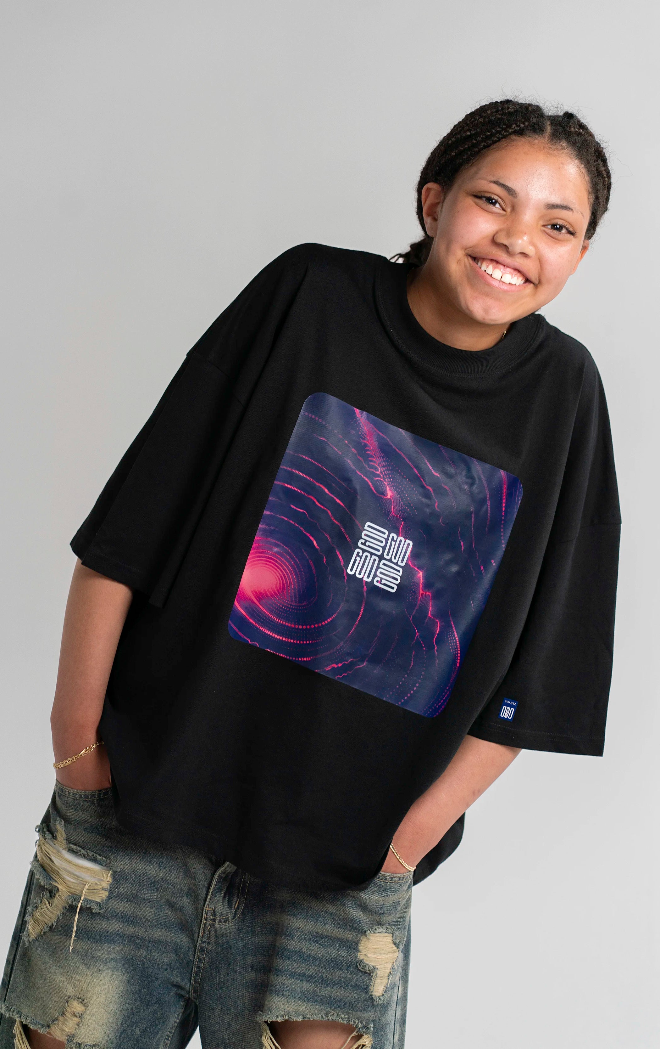 Lifestyle-Aufnahme des Open Source Ticket Tee von Source Mode. Boxy Oversized Fit, Single Jersey und Access Ticket Design für christliche Premium Streetwear und echtes Real Life.